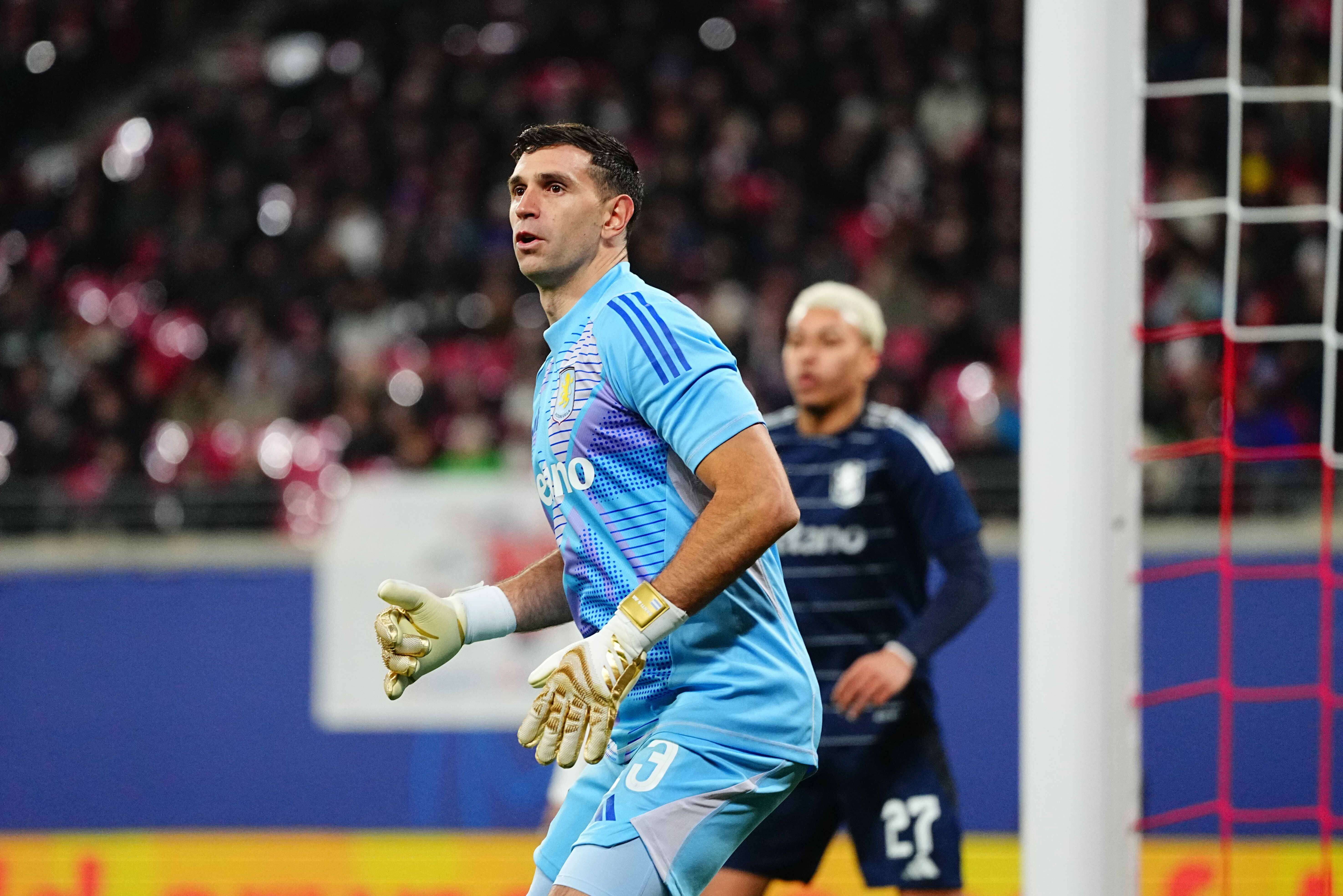 Dibu Martínez, en el RB Leipzig - Aston Villa.
