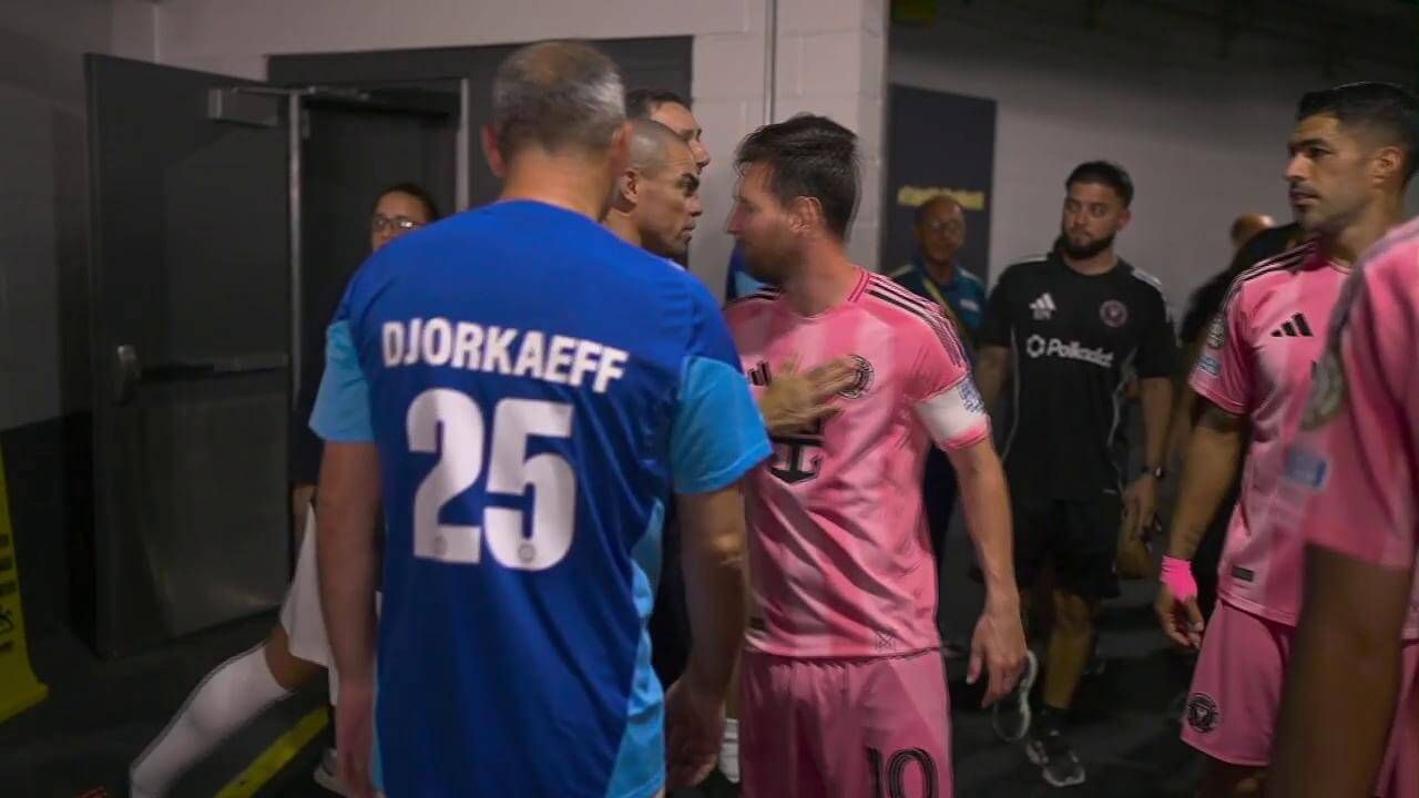 Messi saludándose con Pepe (ElDesmarque)