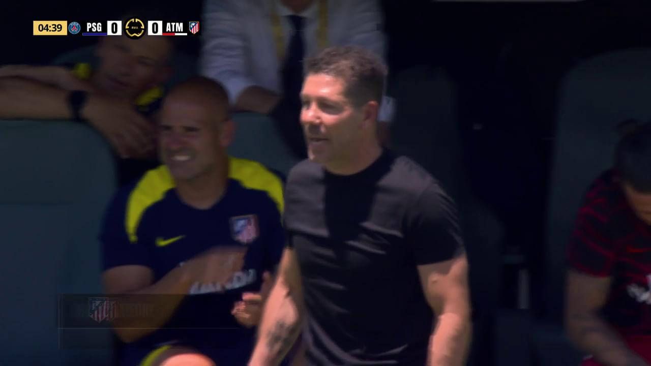  Simeone y sus músculos durante el PSG-Atlético (ElDesmarque)