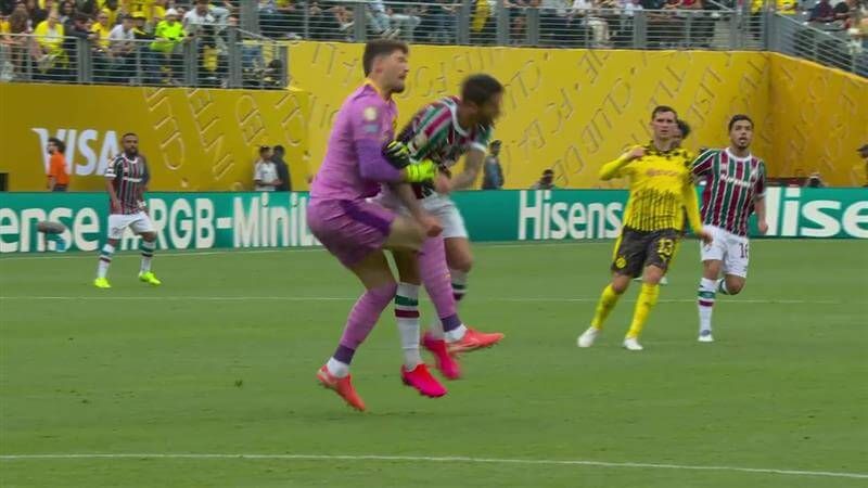 Kobel en una acción contra Fluminense