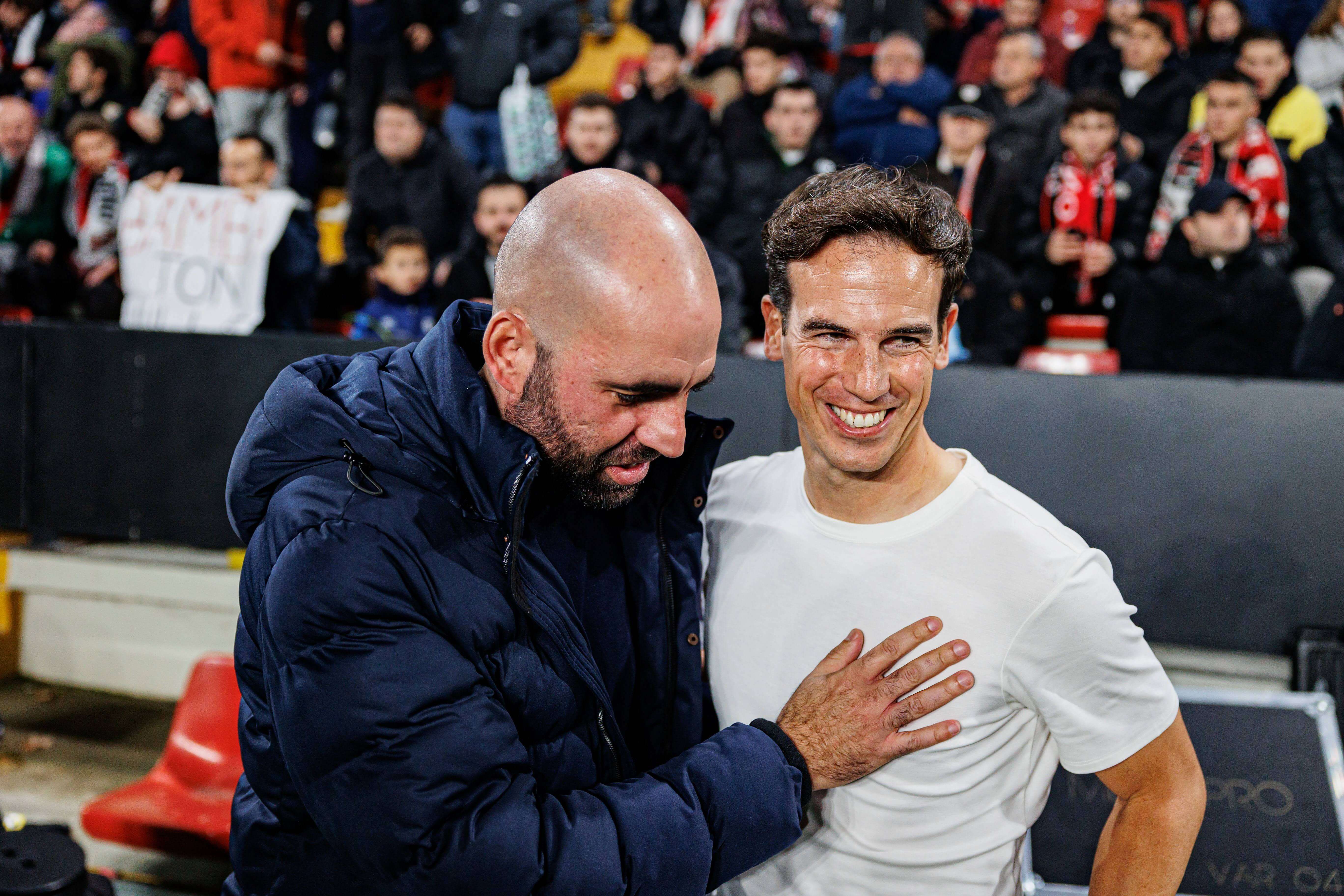  Claudio Giráldez e Iñigo Pérez se saludan antes del Rayo-Celta de Vigo.