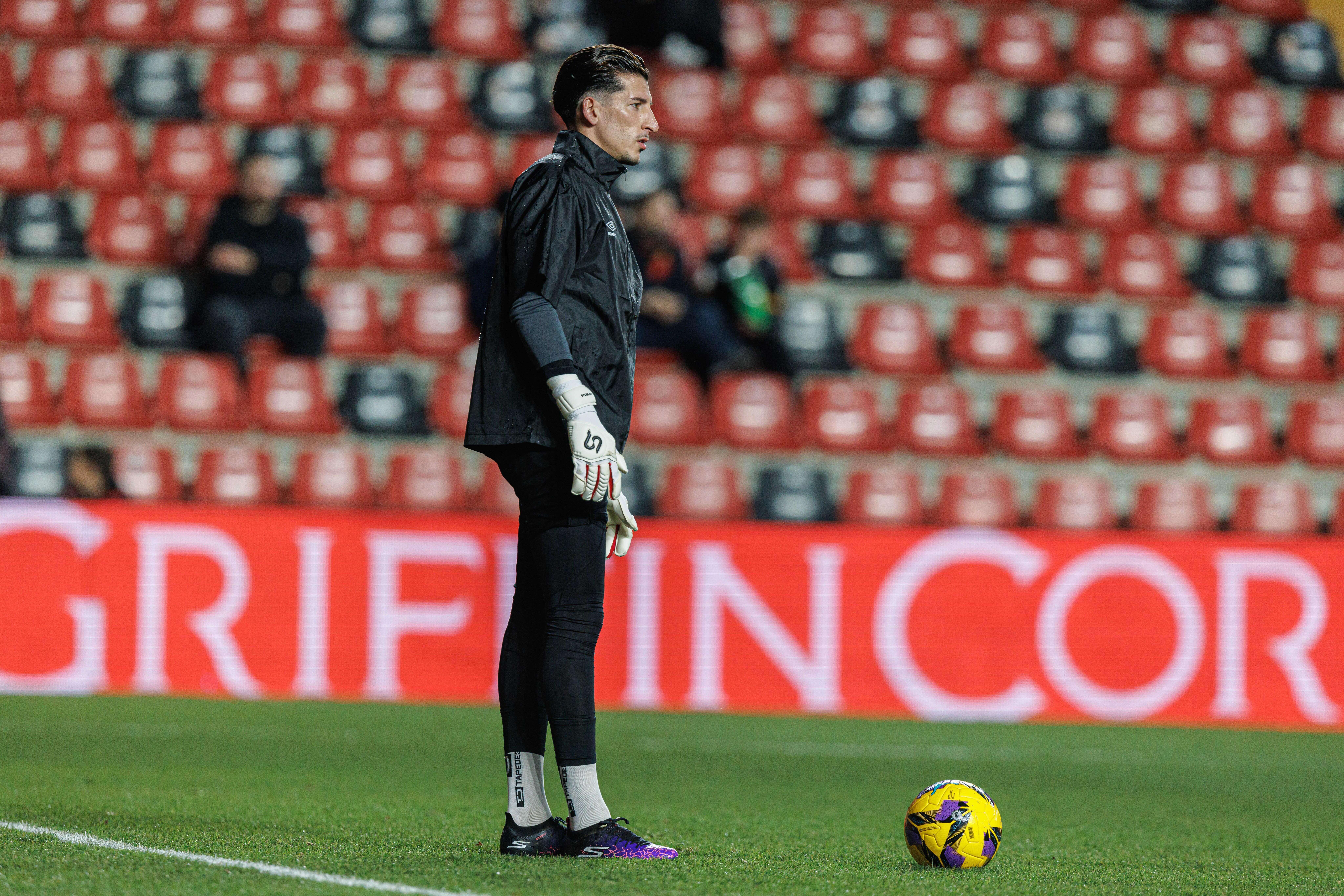  Dani Cárdenas, en un calentamiento del Rayo Vallecano (FOTO: Cordón Press).
