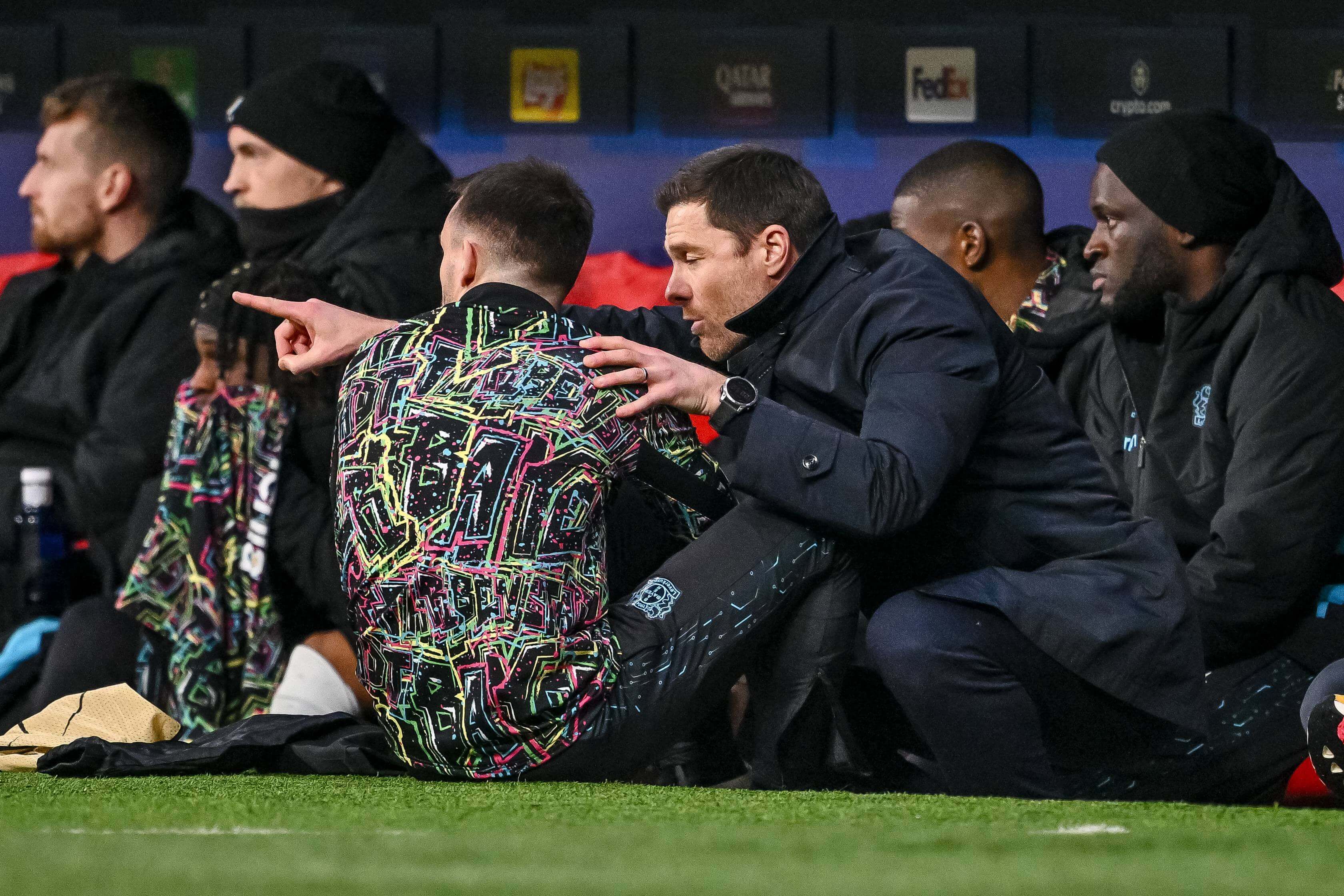 Xabi Alonso dando indicaciones a Aleix García (Cordon Press)