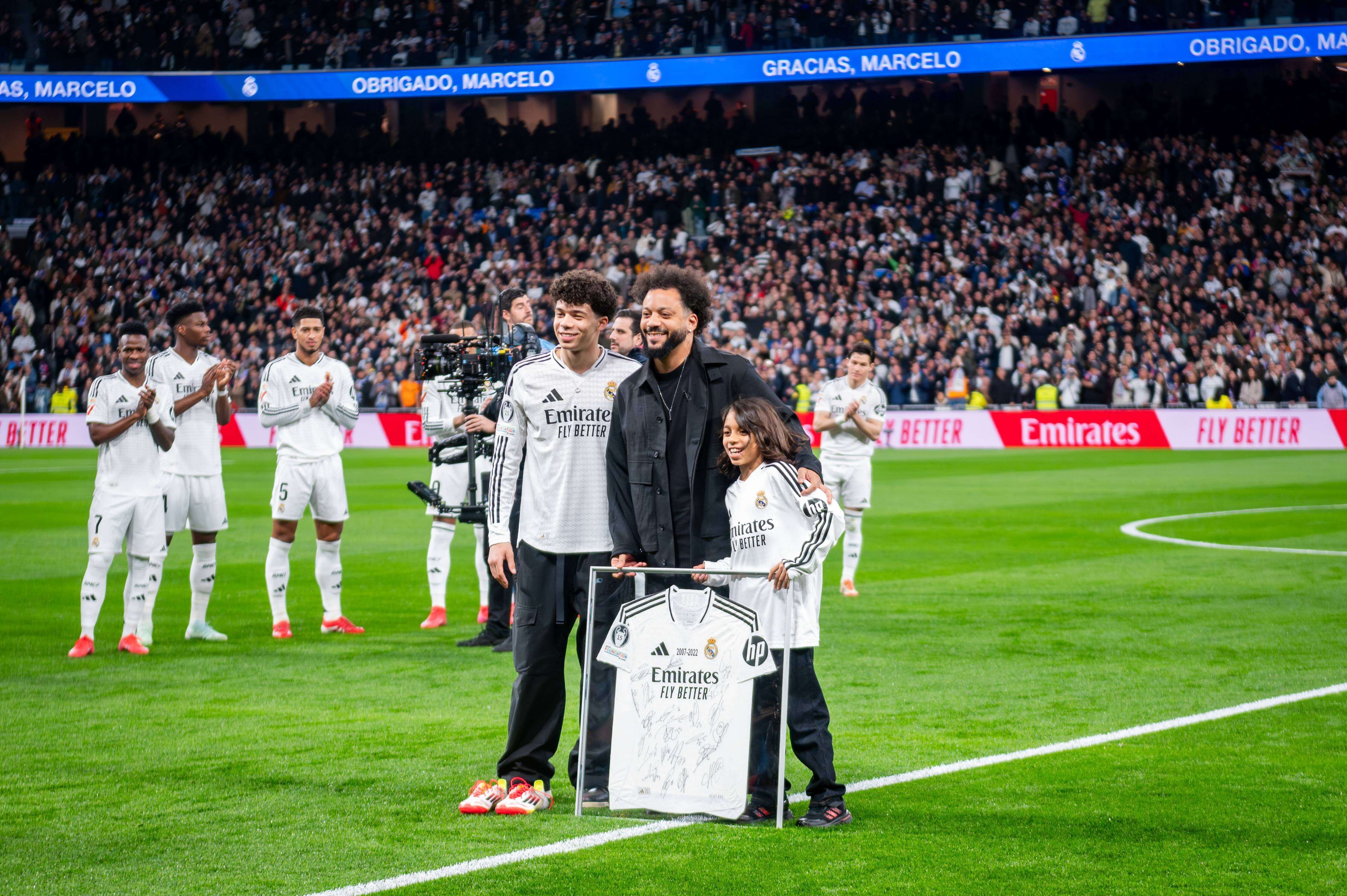  Marcelo Vieira y sus hjios en el Santiago Bernabéu