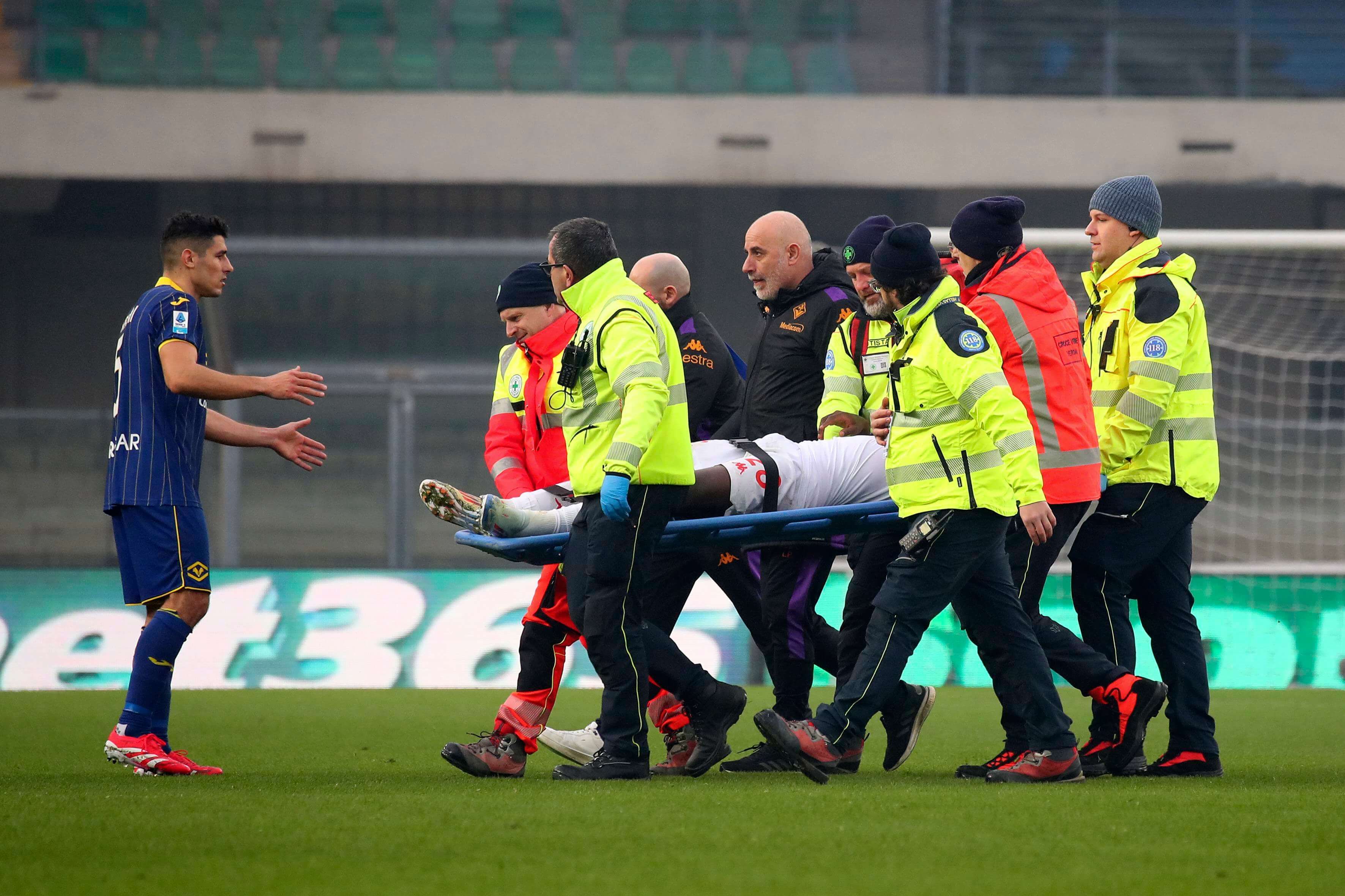  Moise Kean, evacuado en ambulancia tras desplomarse con la Fiorentina (Foto: Paola Garbuio/CordonPr