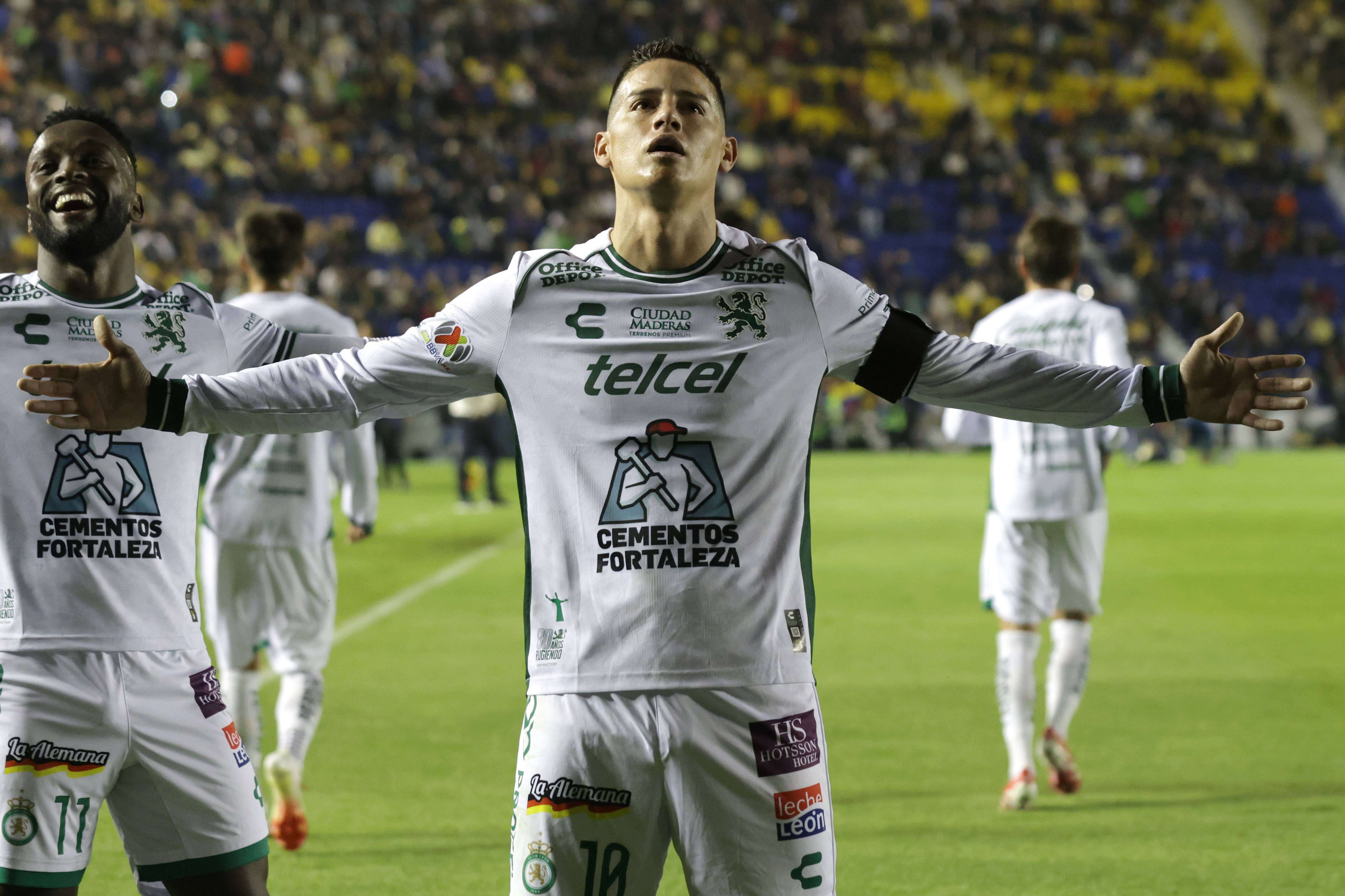  James Rodriguez celebra con León.