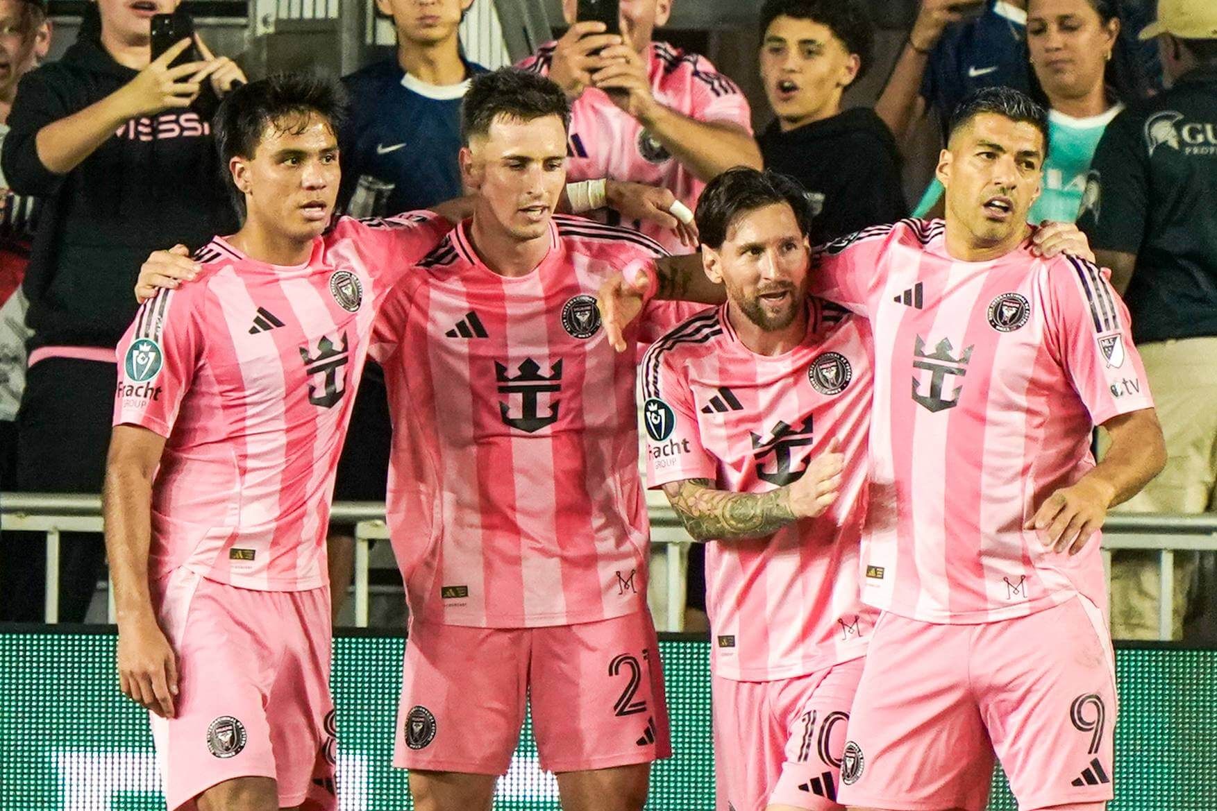 Messi, Súarez celebran un gol