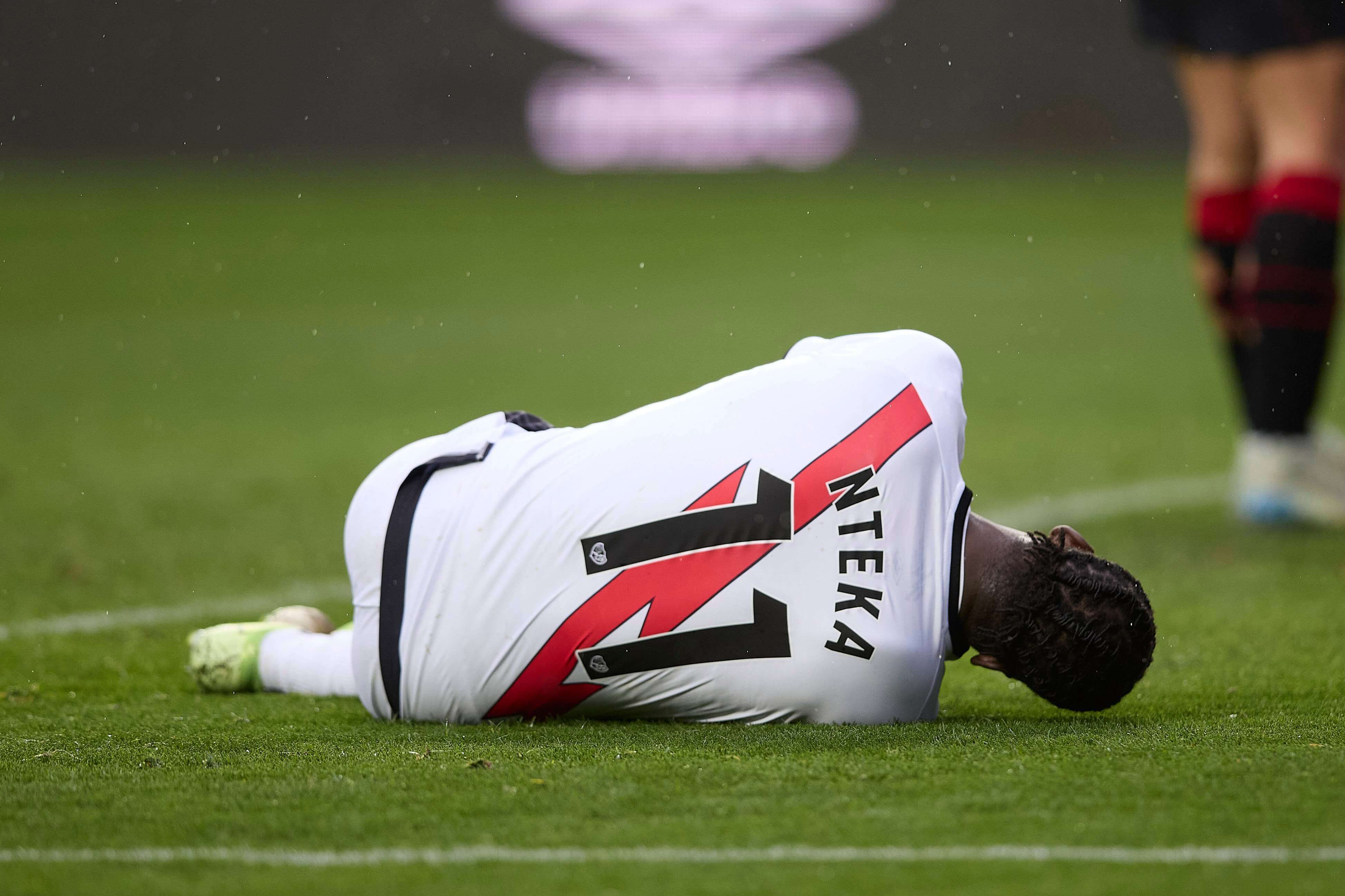  Nteka lesionado ante el Sevilla (Cordon Press)