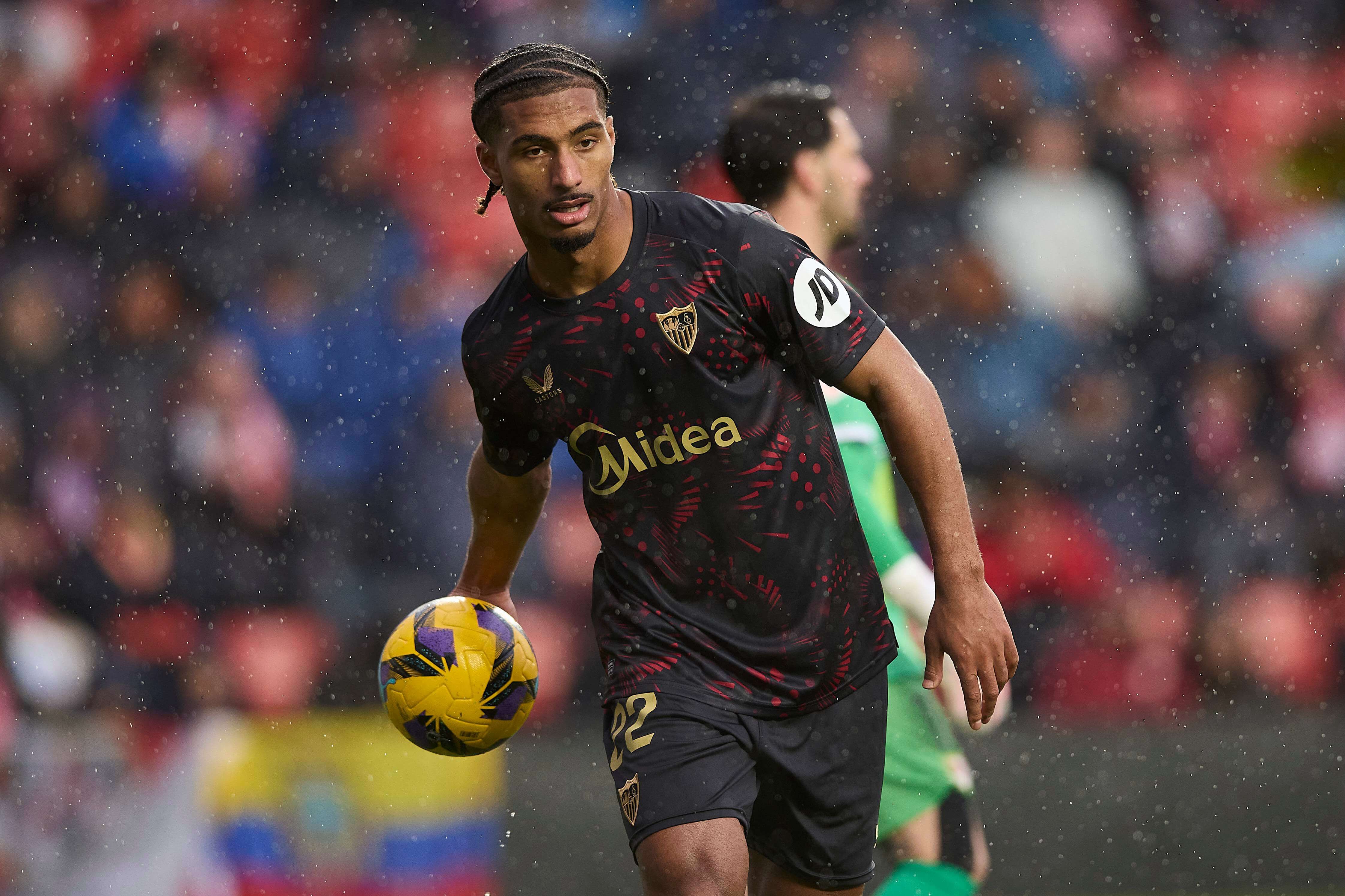  Loïc Badé, en un partido del Sevilla.