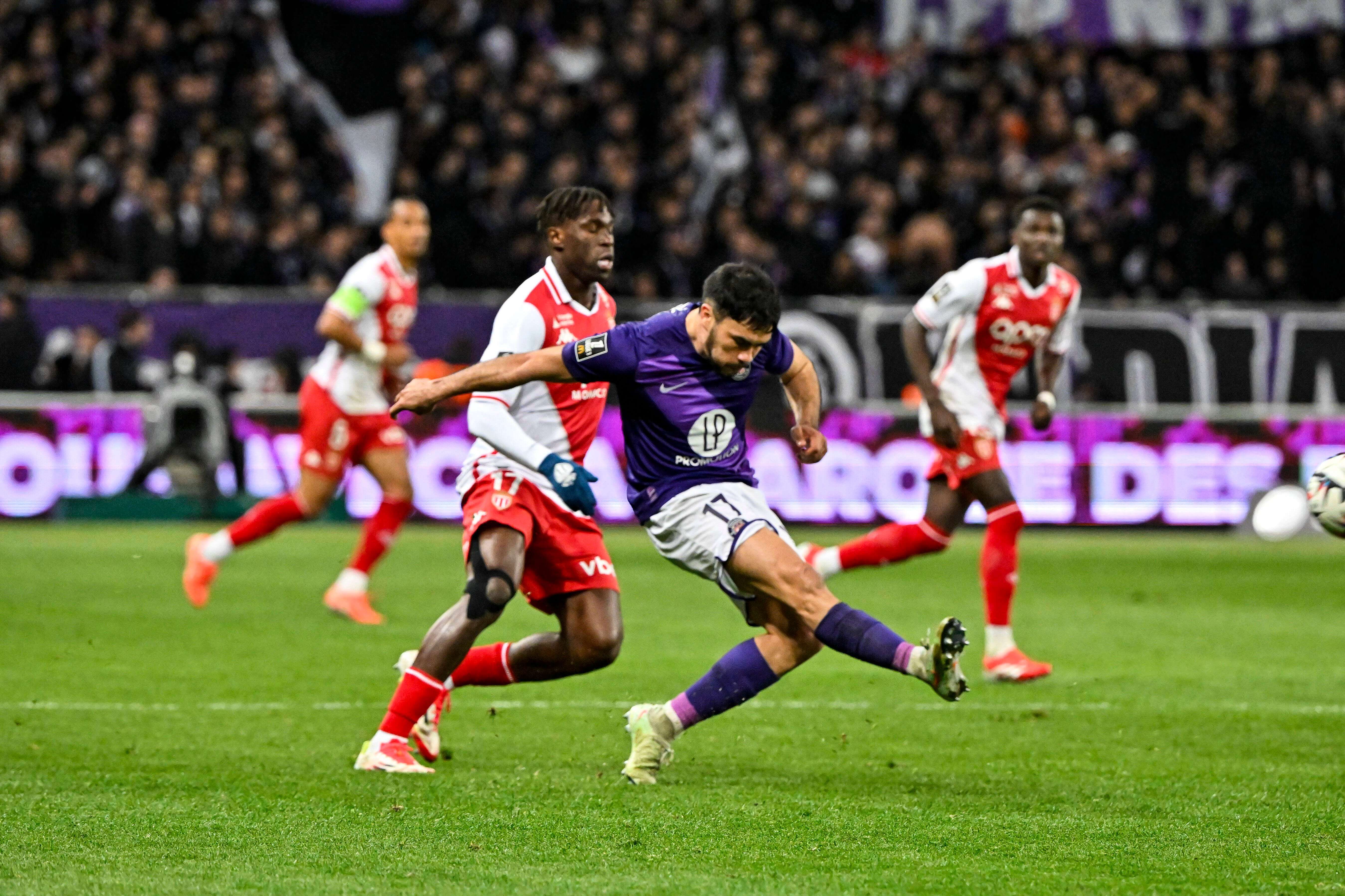  Gabriel Suazo en un encuentro con el Toulouse.