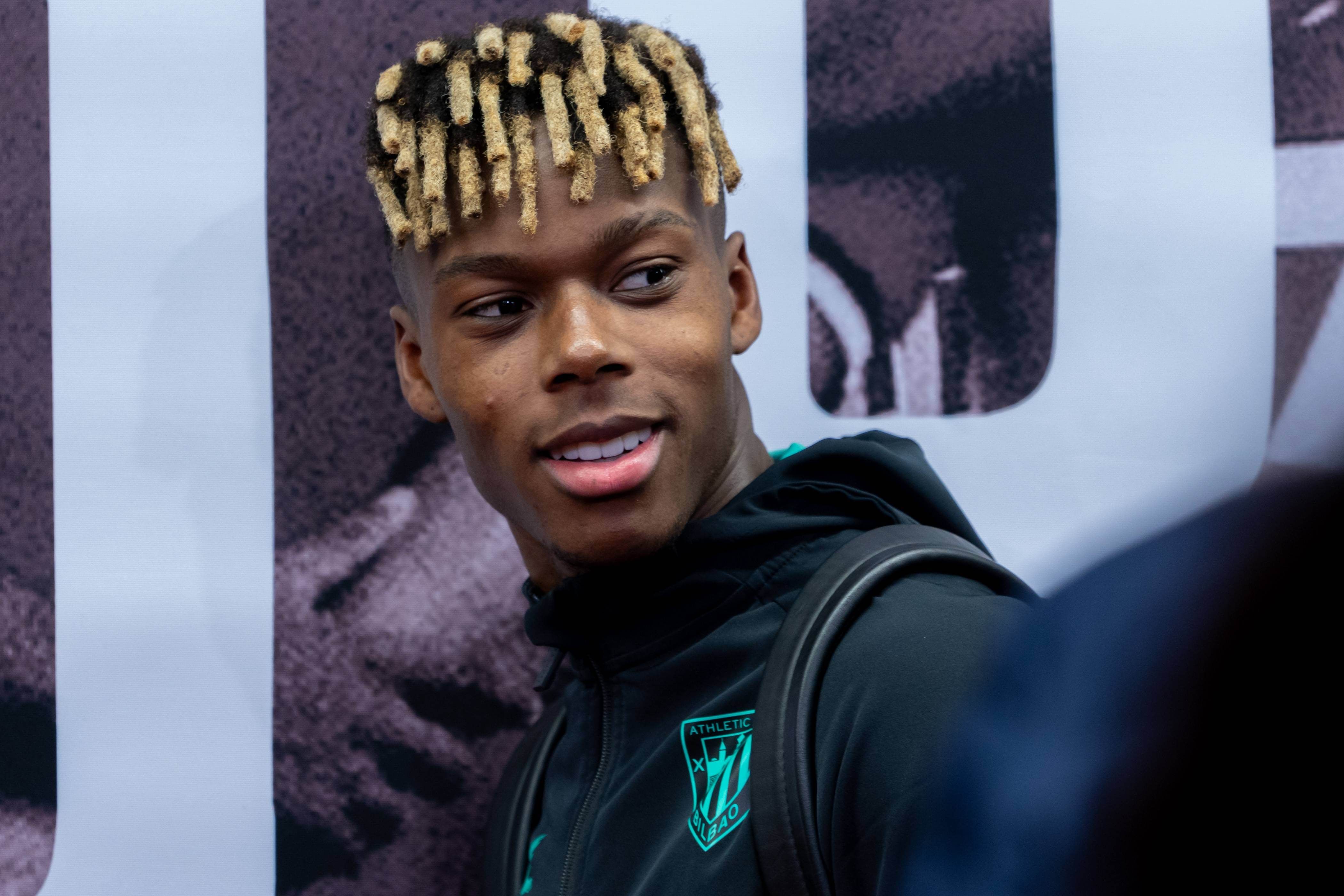  Nico Williams sonríe a la salida de San Mamés.