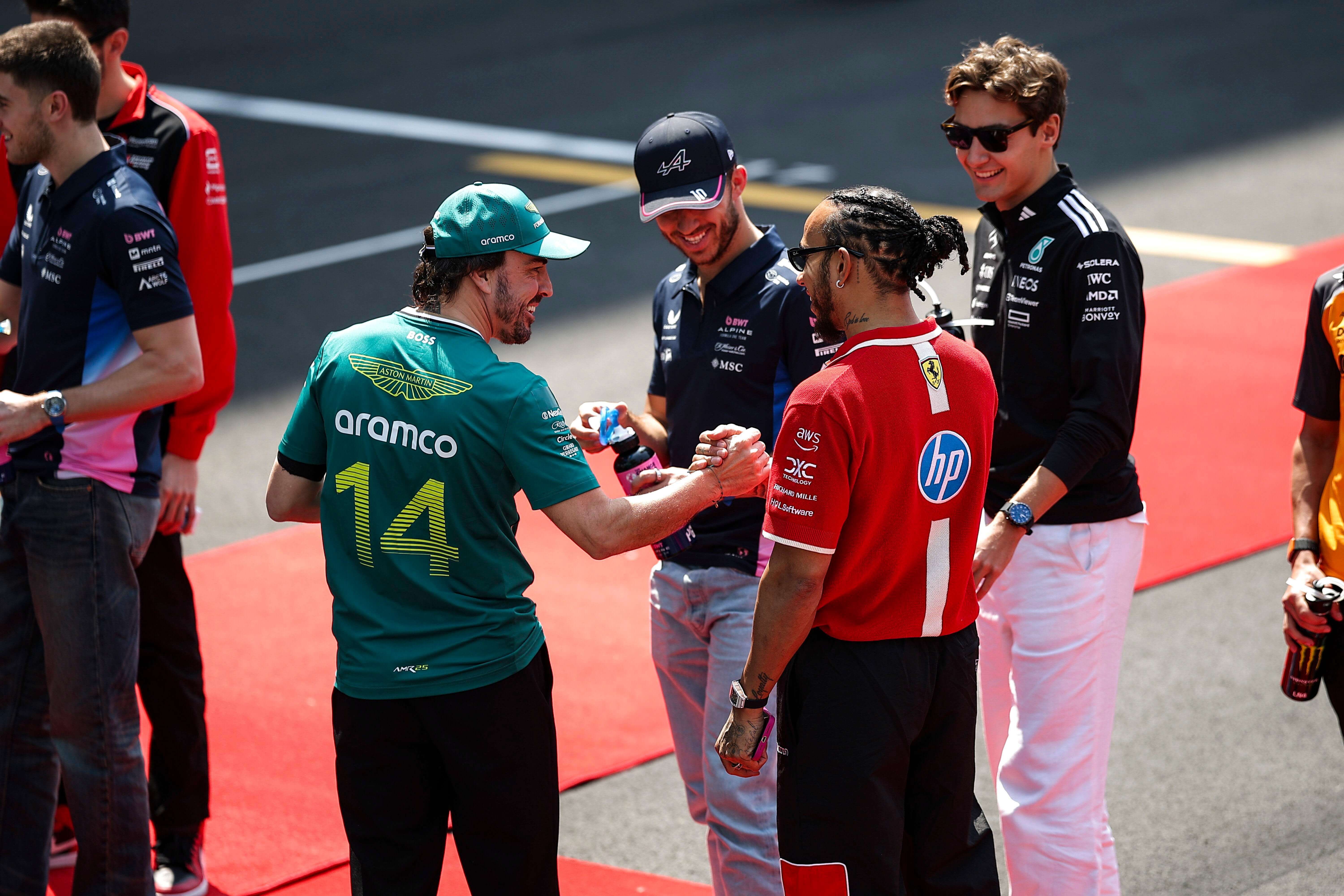 Fernando Alonso y Hamilton se saludan