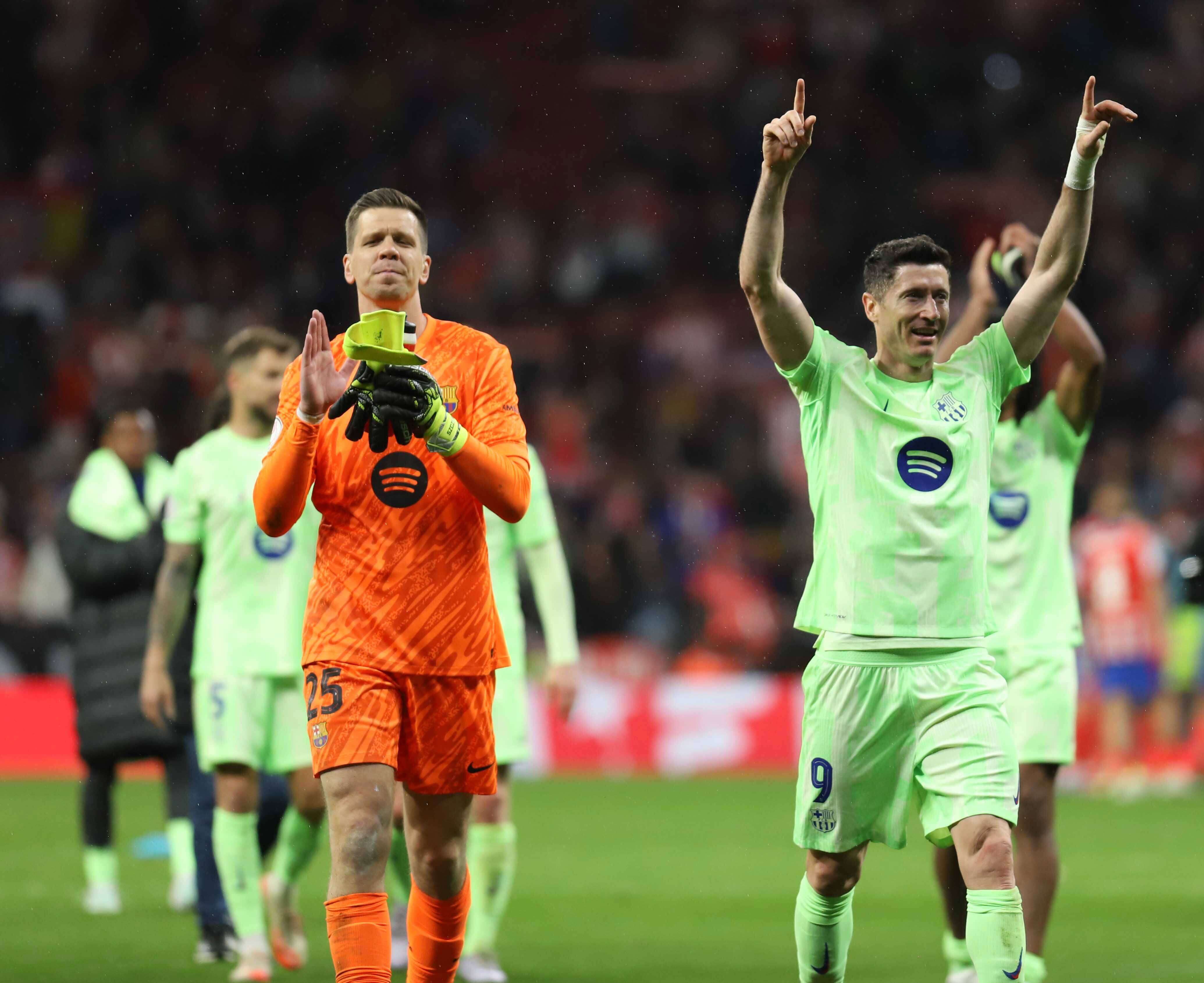 Szczesny celebrando junto a Lewandowski (Cordon Press)