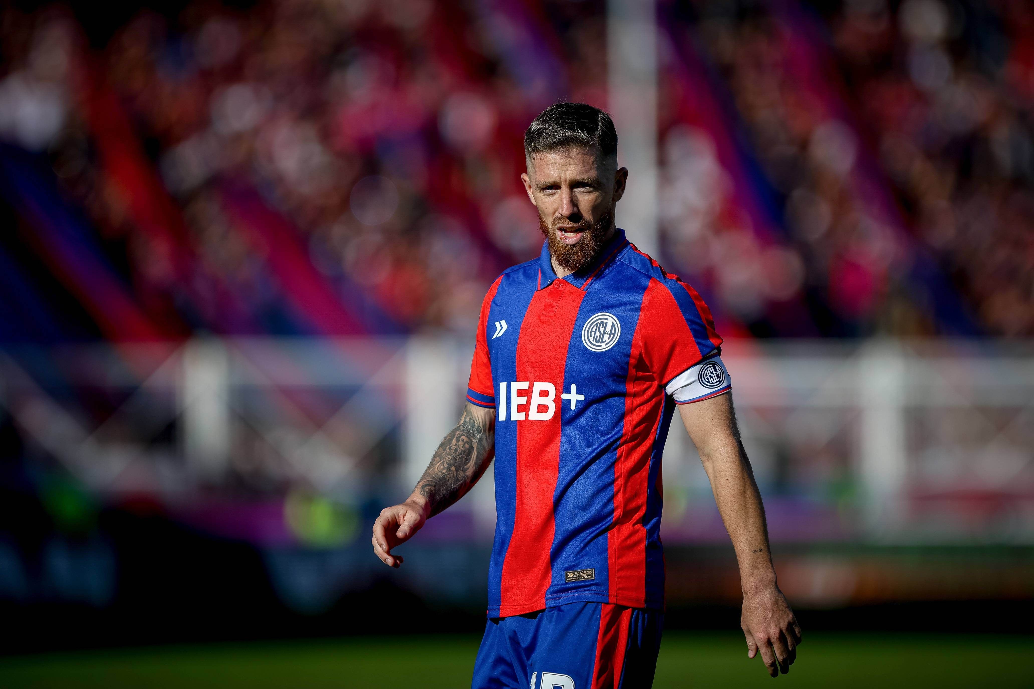 Iker Muniain, con la camiseta de San Lorenzo.