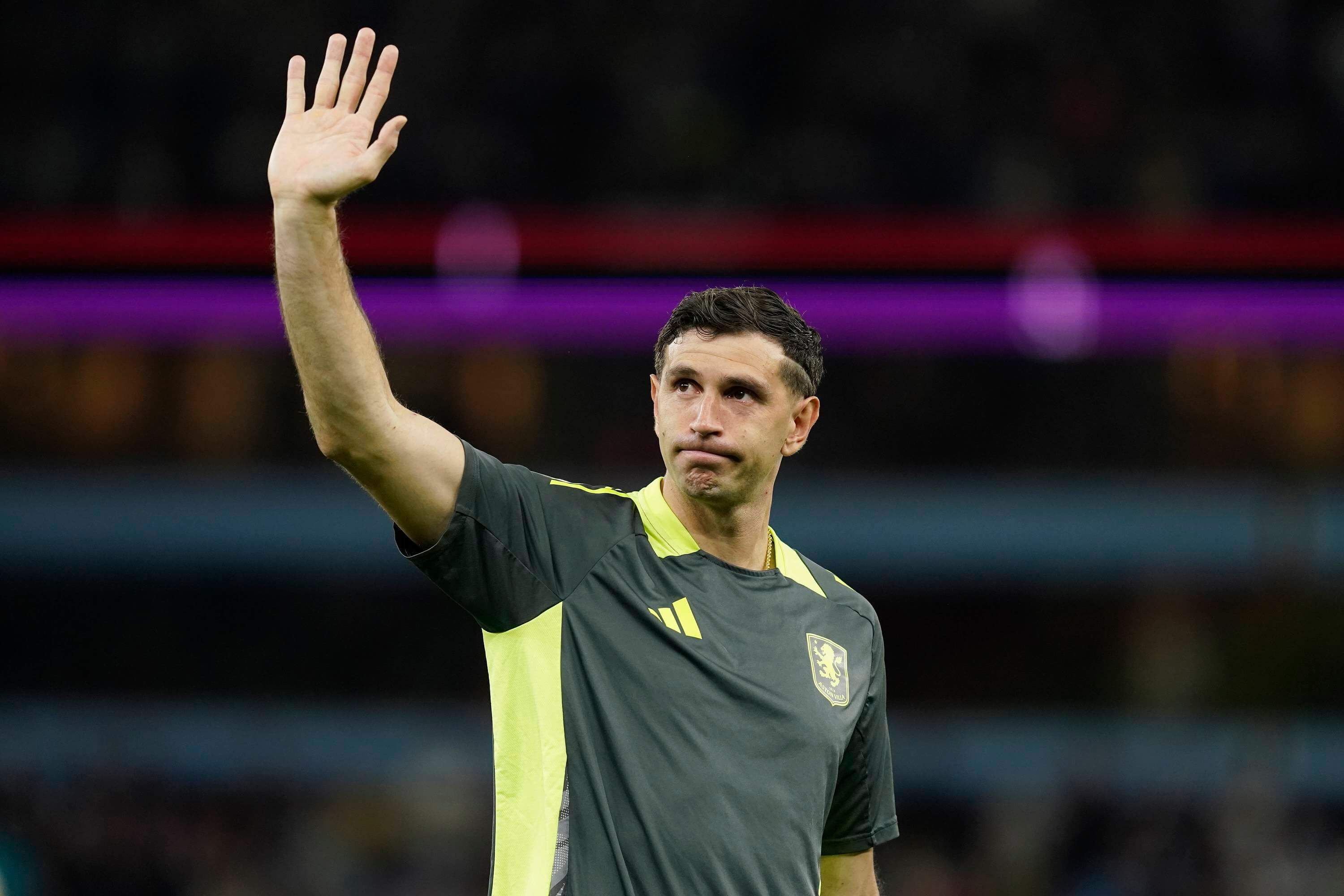 Dibu Martínez saluda a la grada en el Aston Villa (Foto: CordonPress).