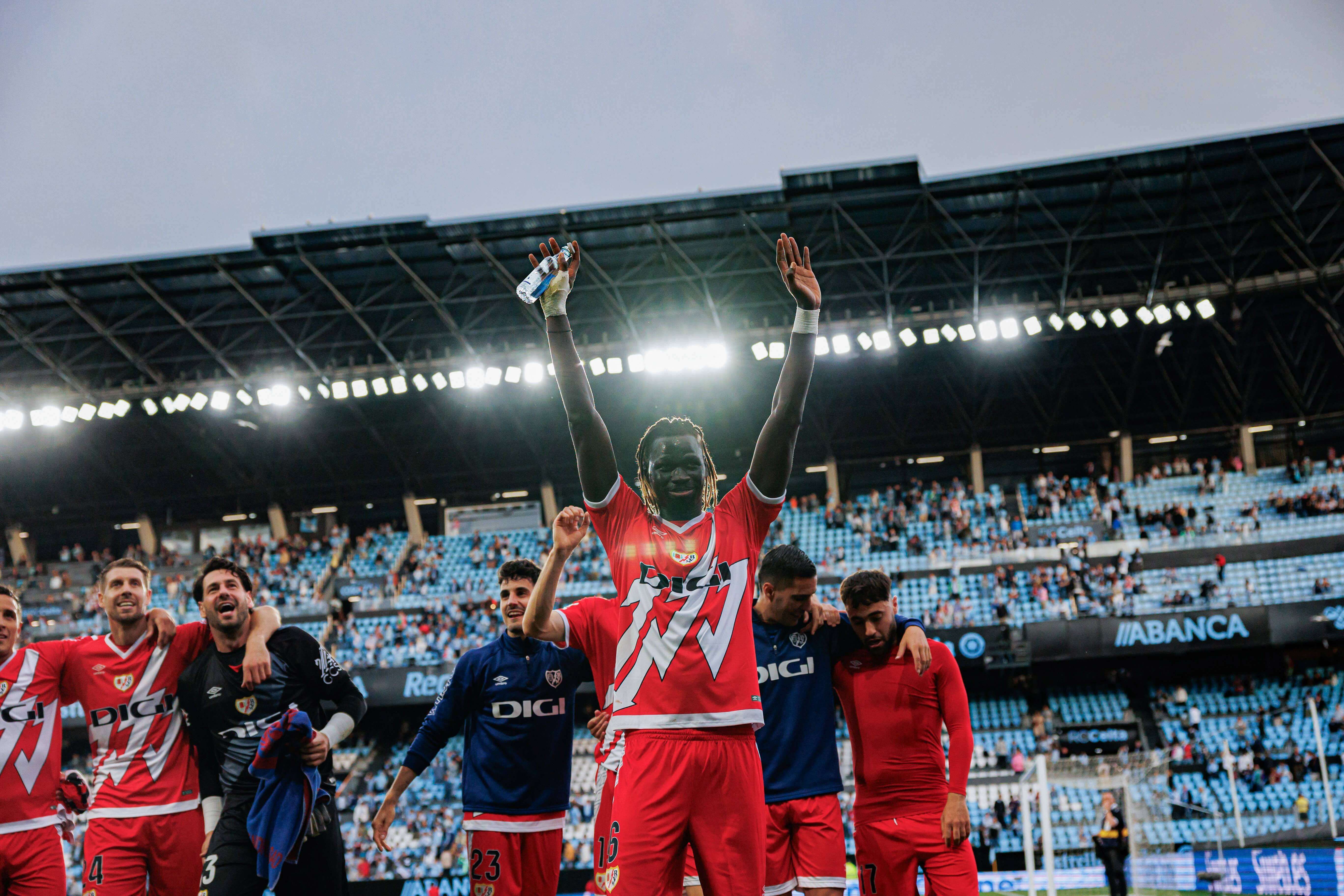 Pathé Ciss celebrando la victoria del Rayo Vallecano en Vigo (Cordon Press)