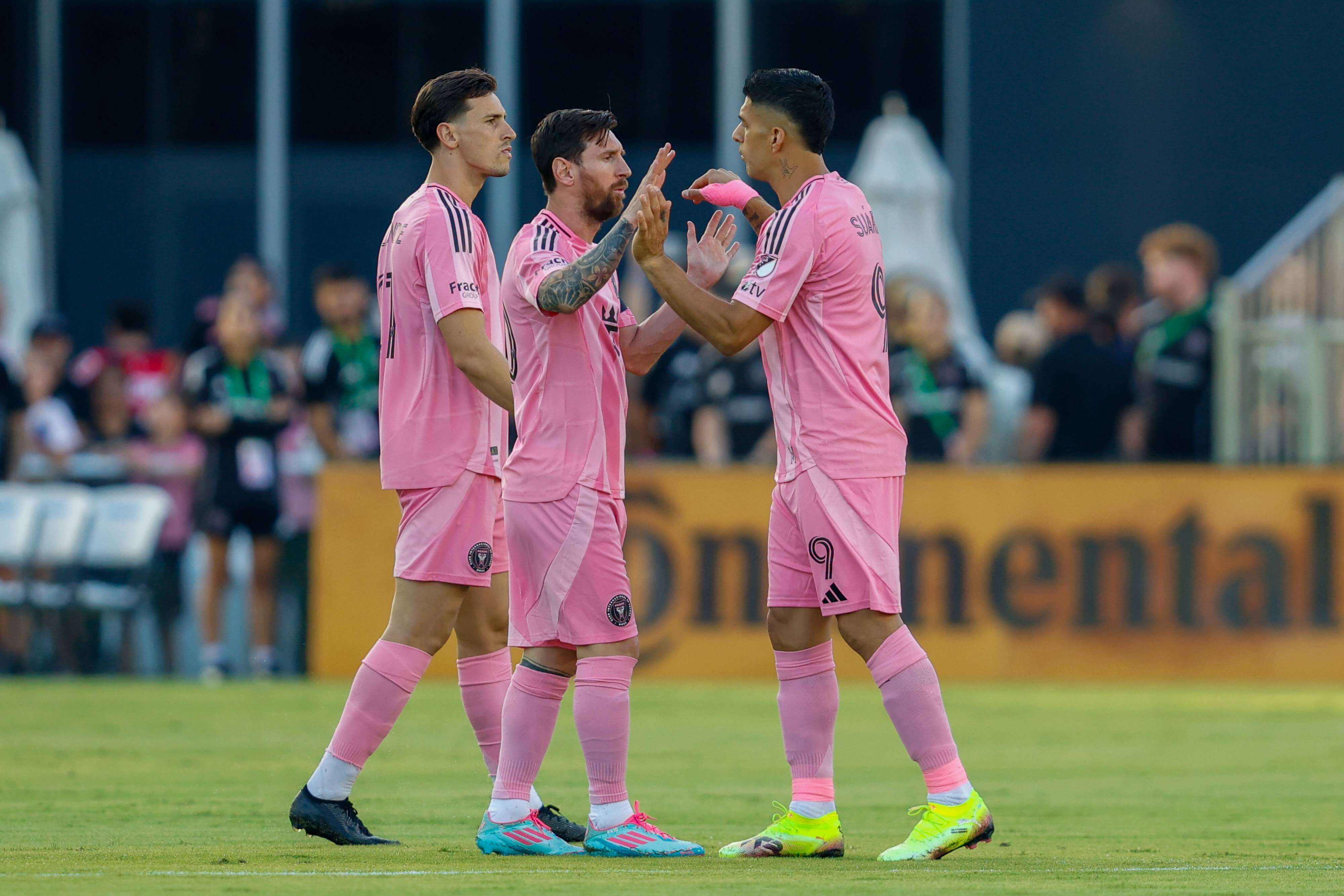  Messi se saluda con Suárez