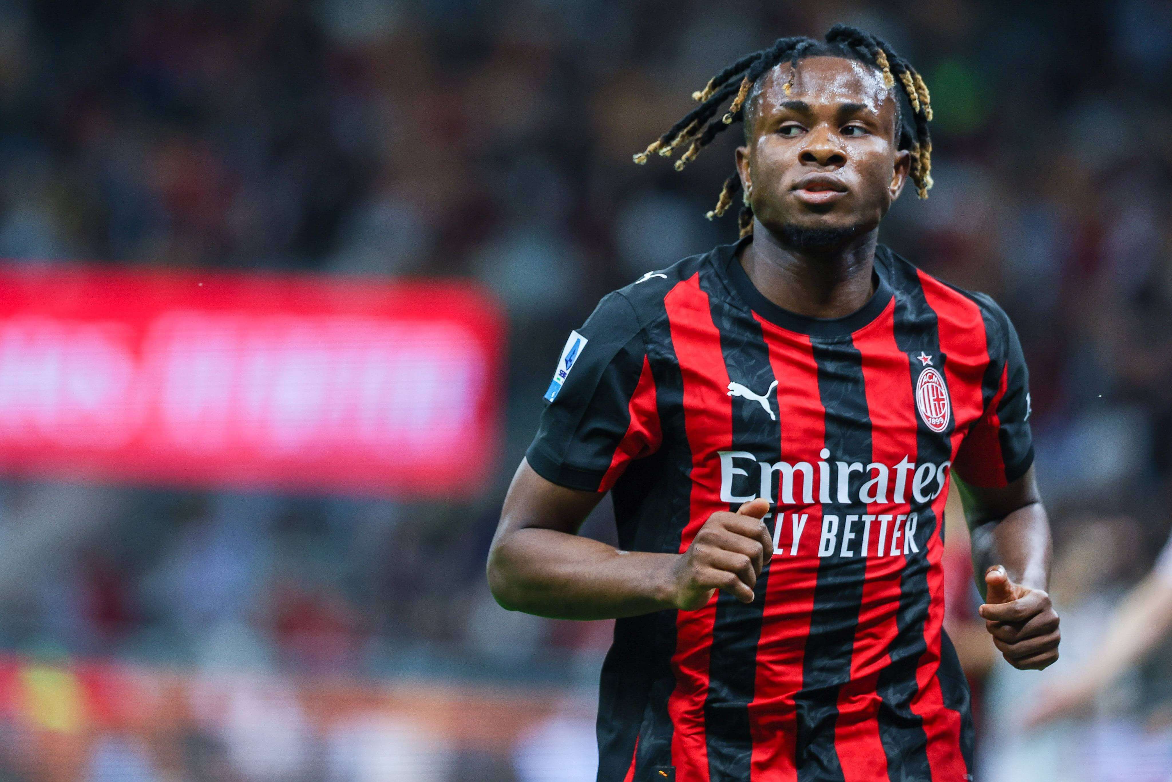  Samu Chukwueze, jugando con el Milan-
