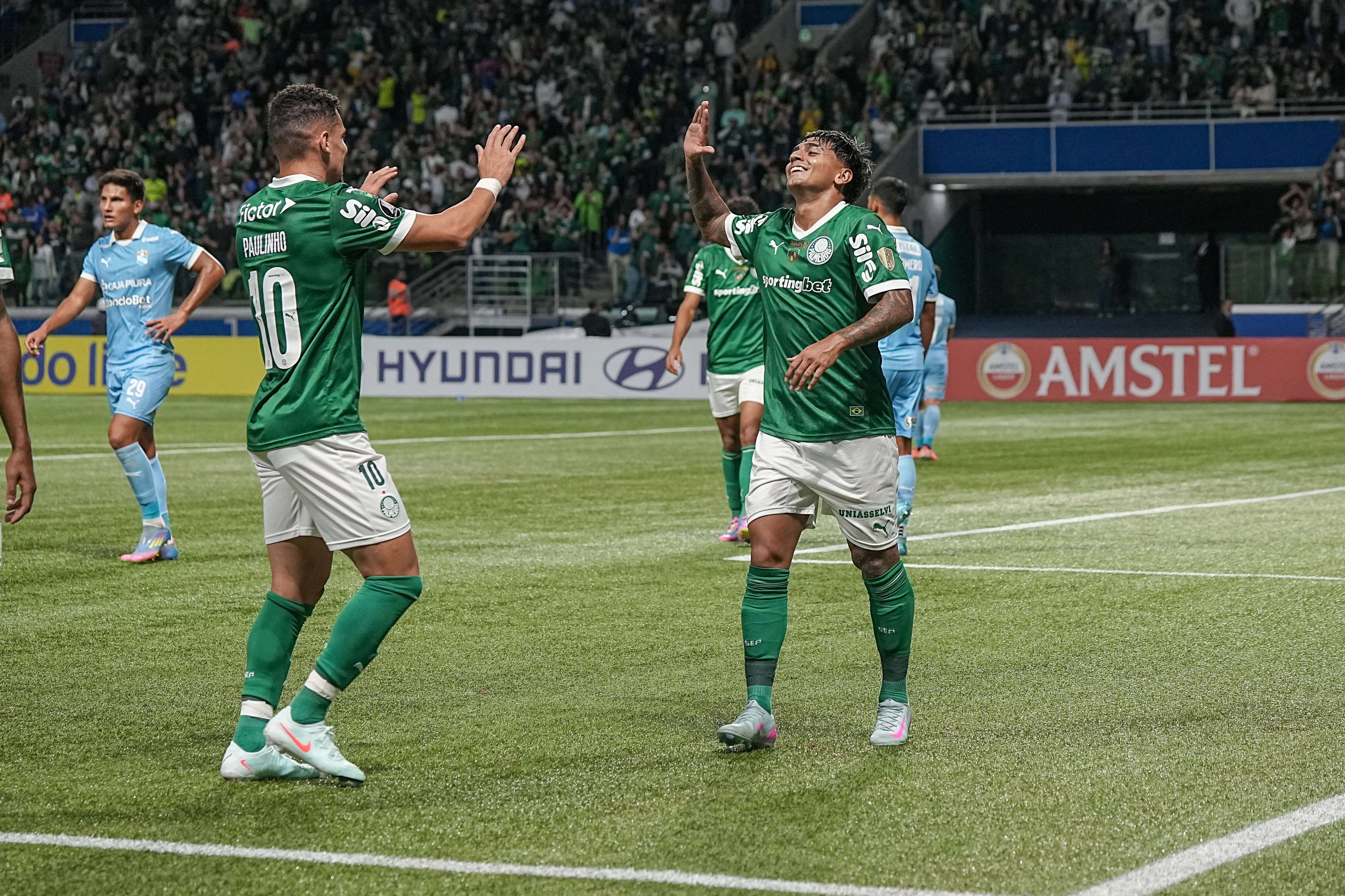 Los jugadores de Palmeiras celebr¡an un gol contra el Sporting de Cristal