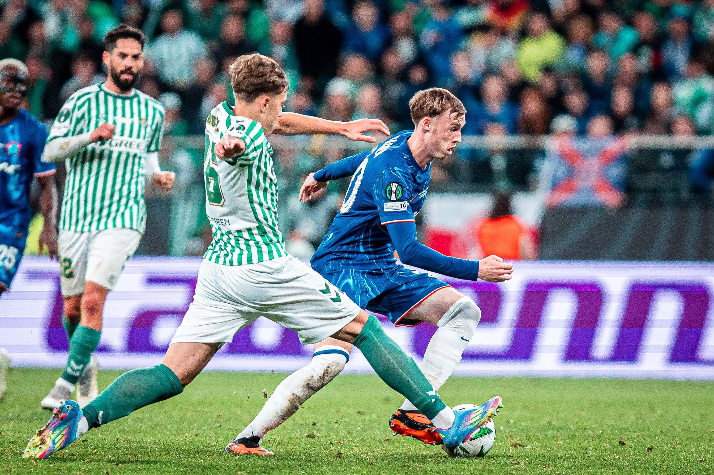 Jesús Rodríguez trata de frenar a Cole Palmer en la final de la Conference League.