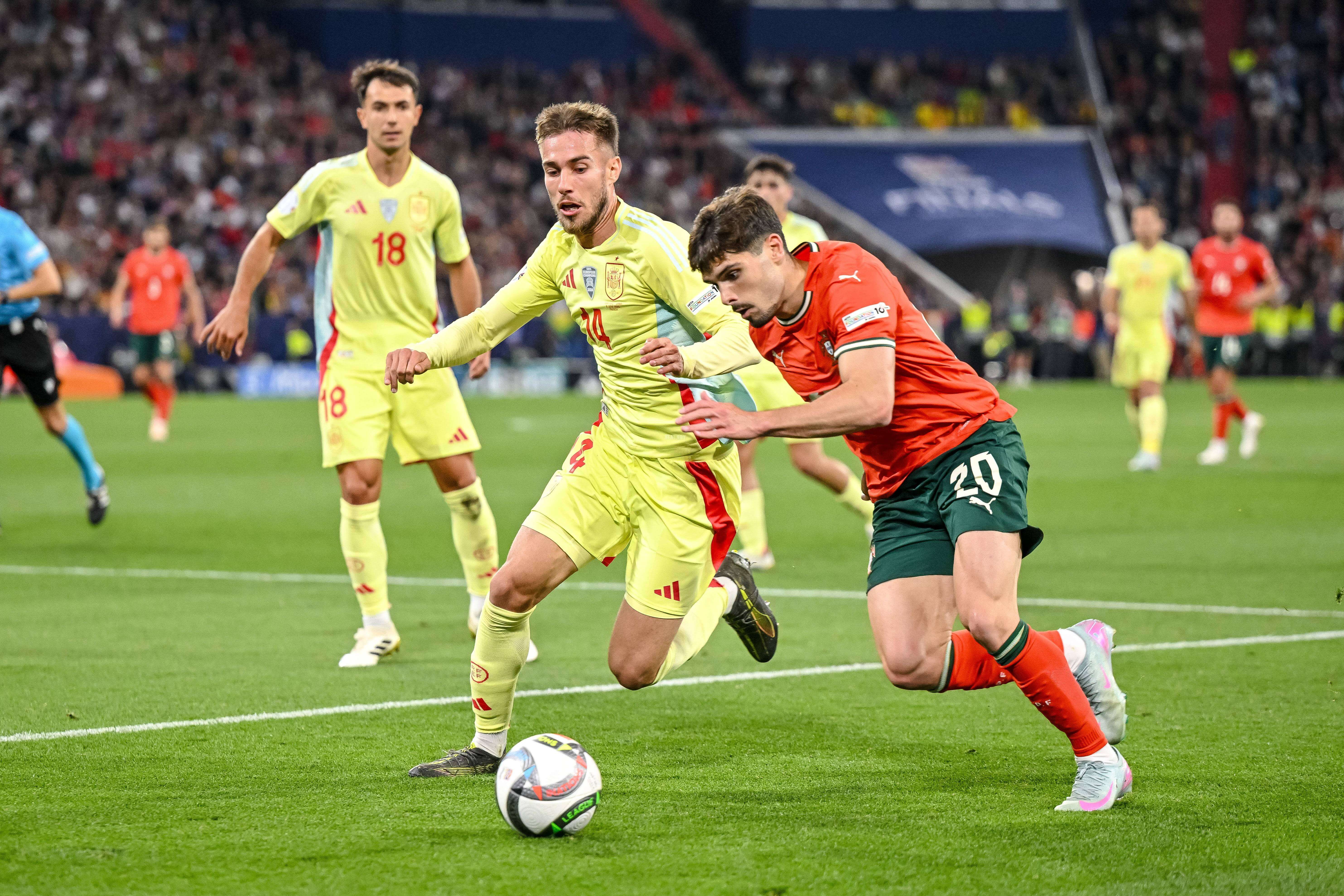 Óscar Mingueza, ante Pedro Neto en el Portugal-España.