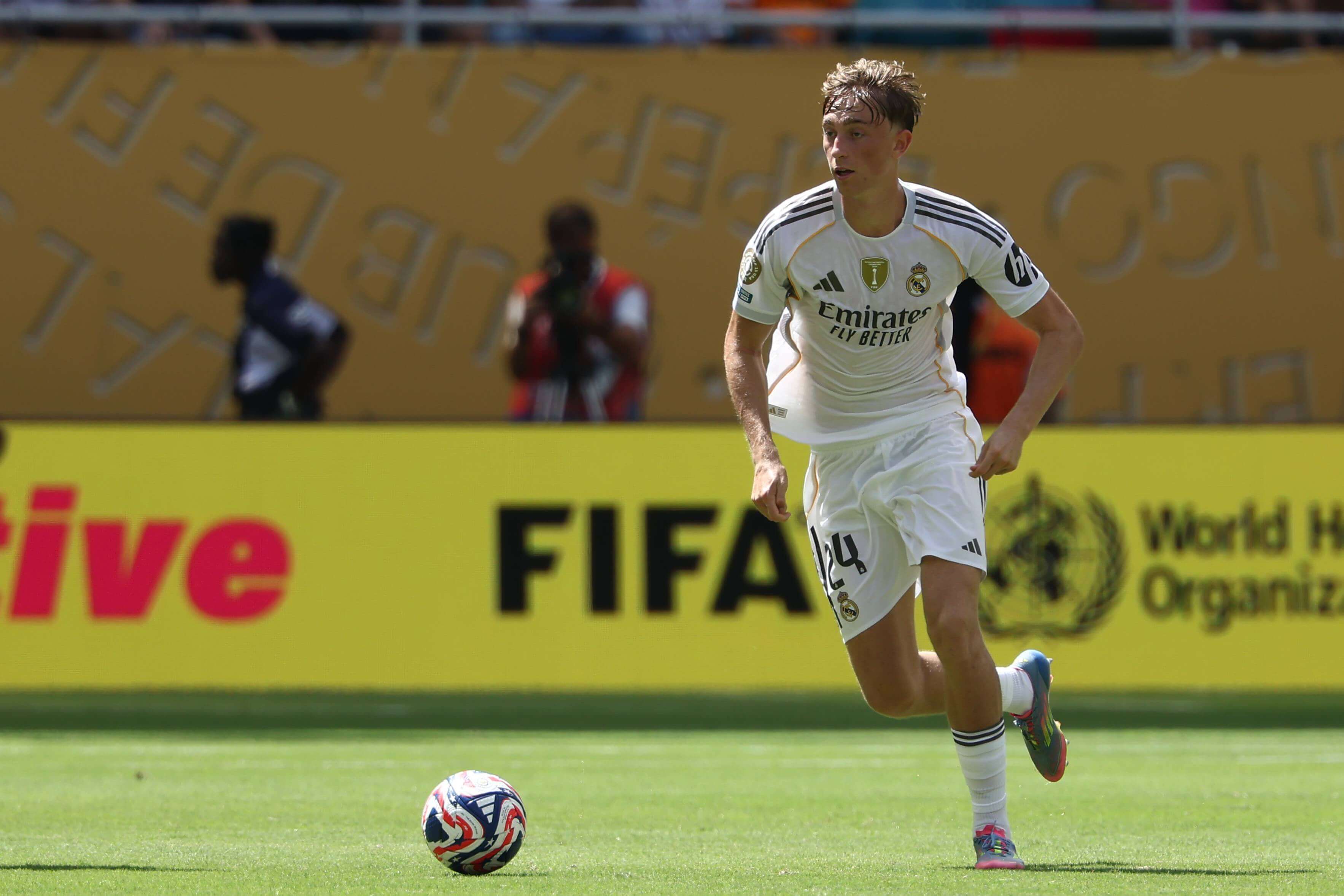  Huijsen conduce el balón ante Al-Hilal