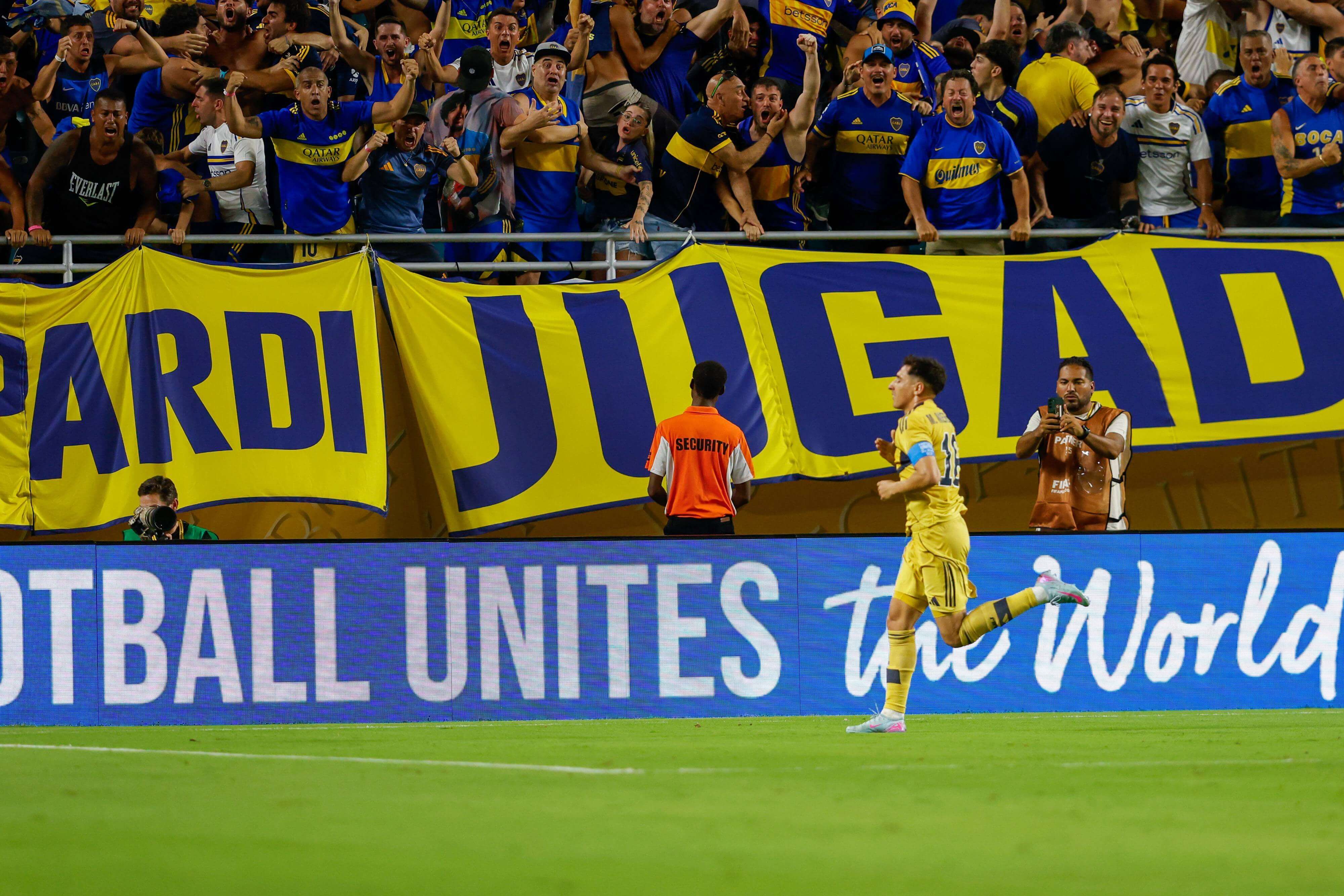 Miguel Merentiel ante el Bayern.