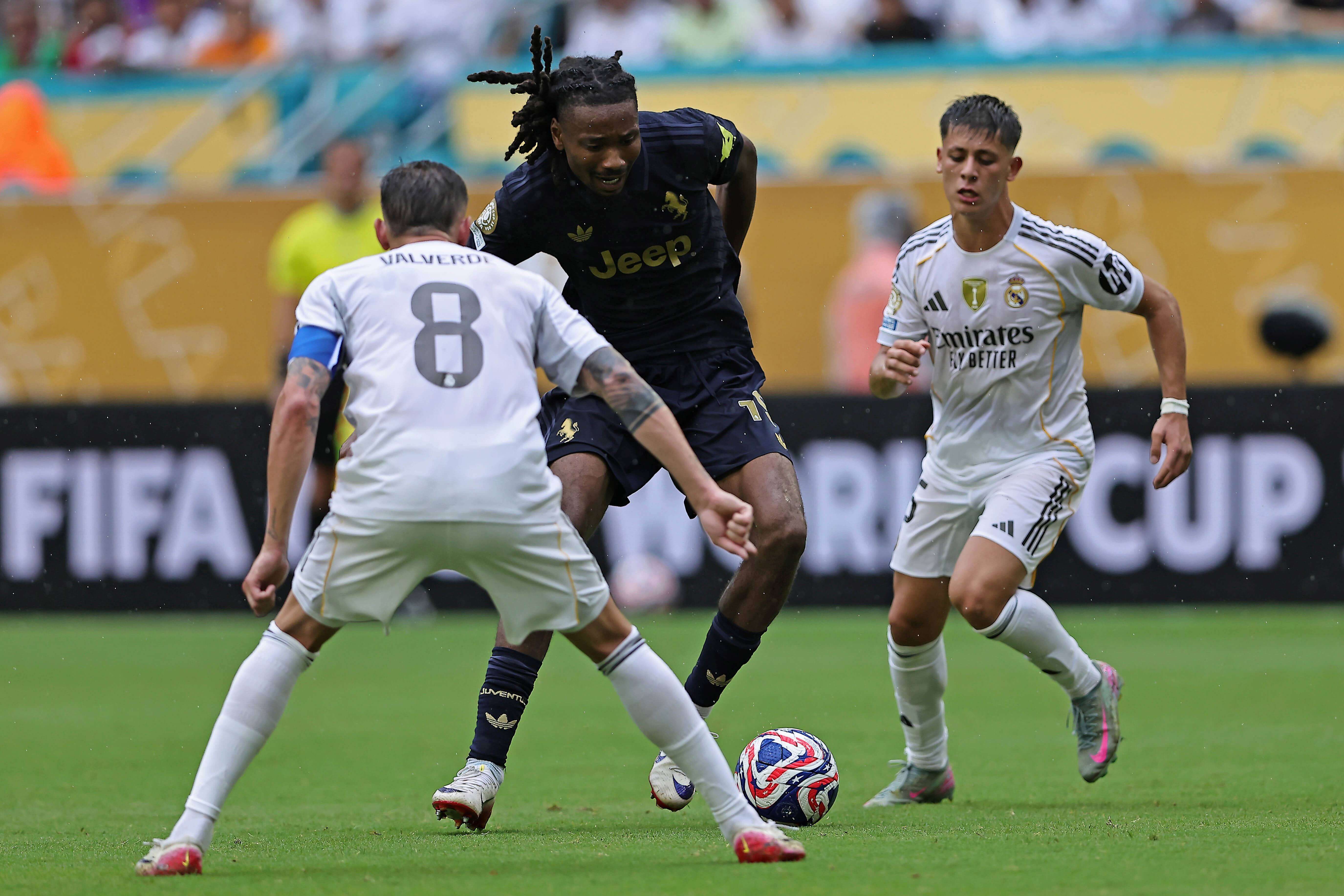  Valverde disputa un balón