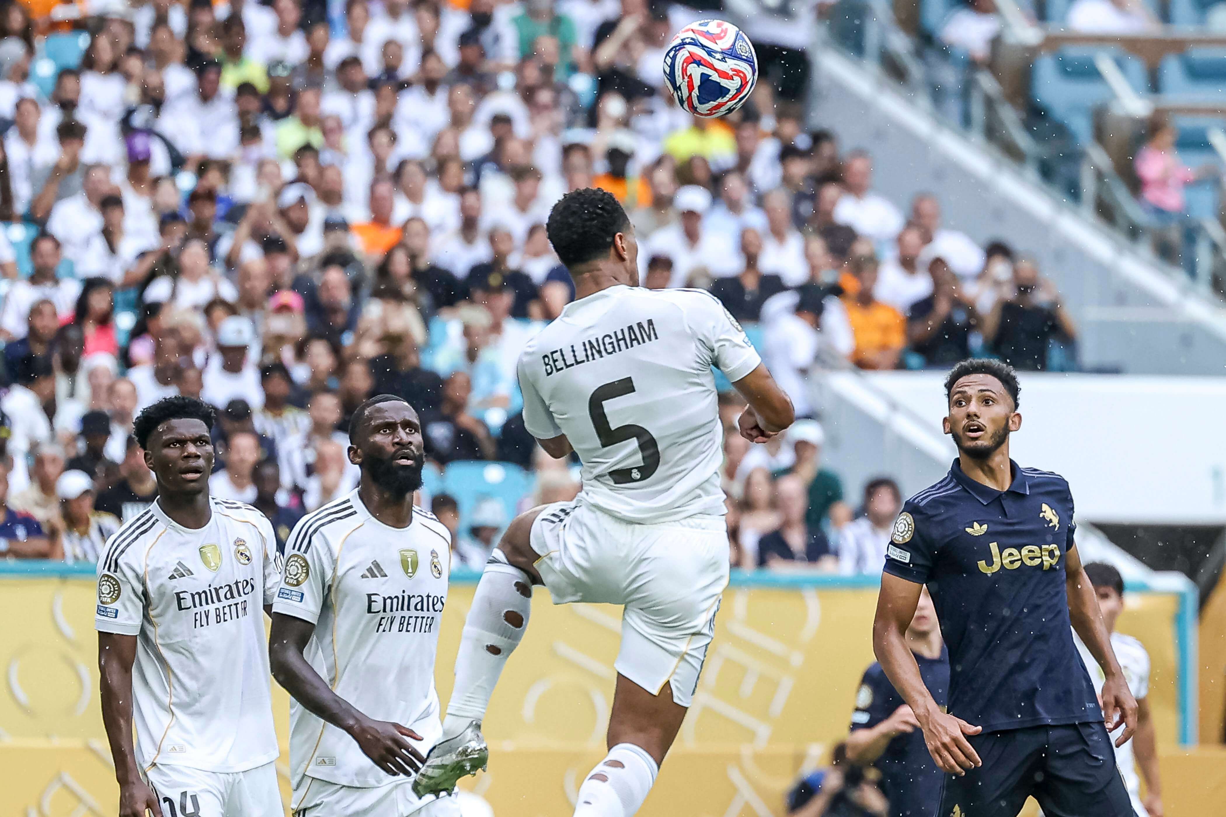  Bellingham despeja un balón