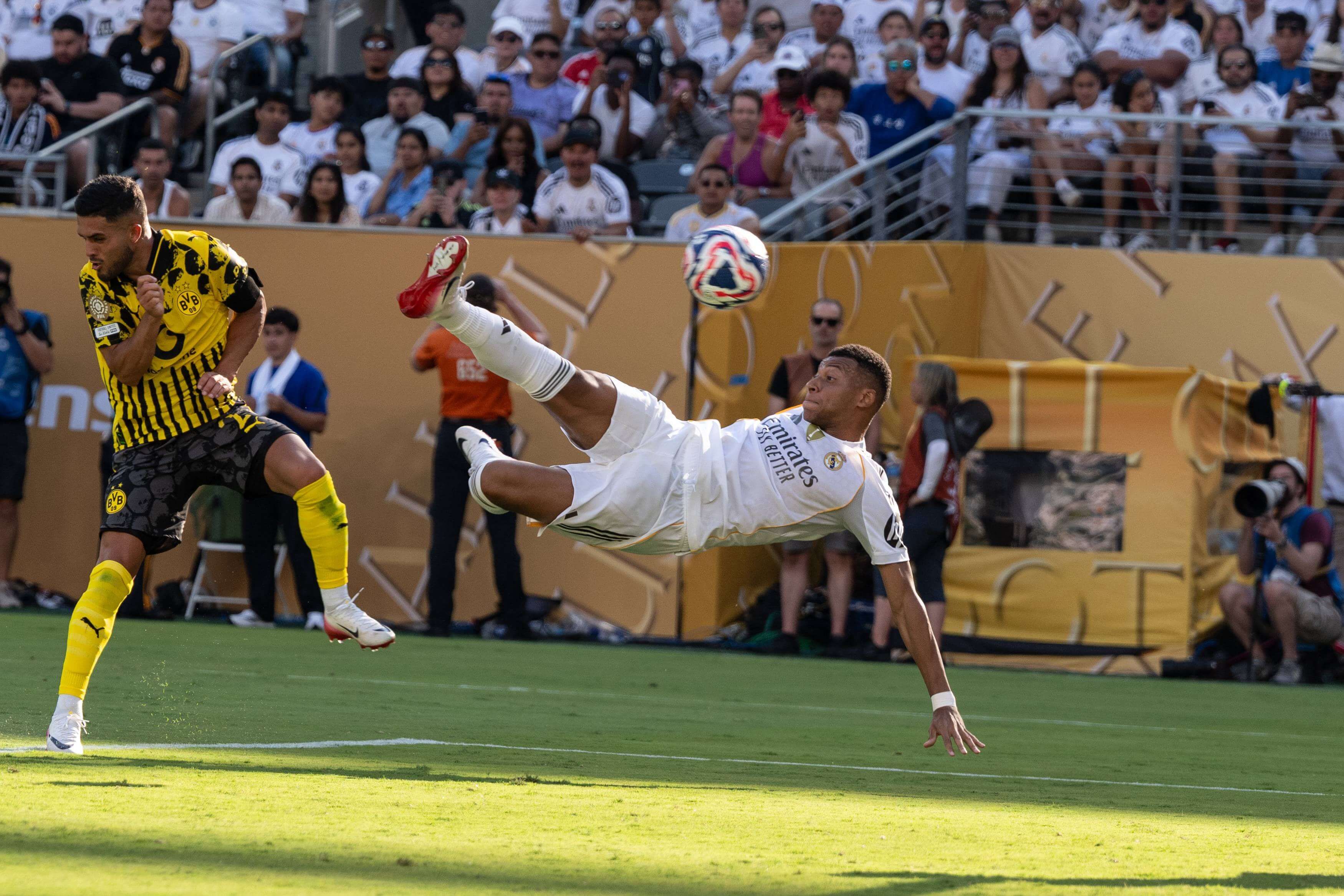  Kylian Mbappe marcando de tijera ante el Borussia Dortmund (Cordon Press)
