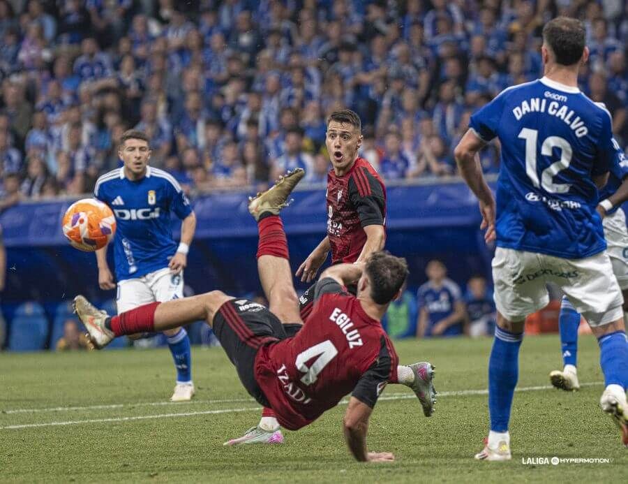  Unai Egiluz ante el Oviedo.