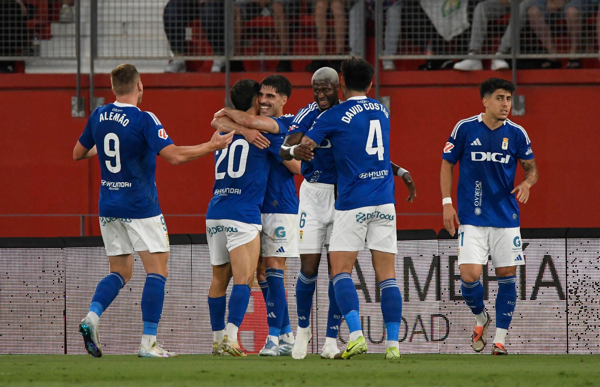  Nacho Vidal celebra el gol con sus compañeros (FOTO: EFE).