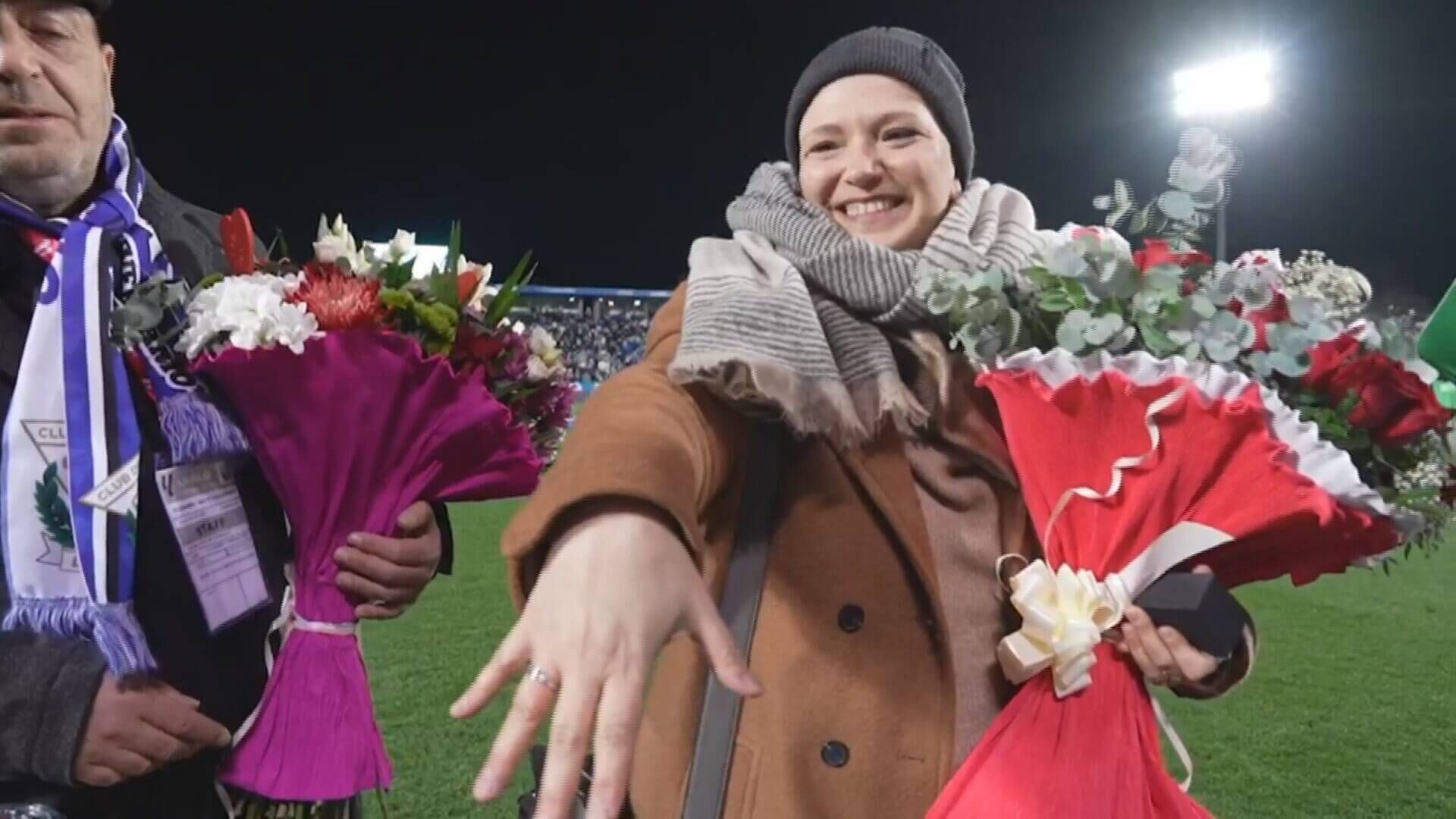  Clara enseñando el anillo de pedida de Jose en Butarque (@CDLeganes)