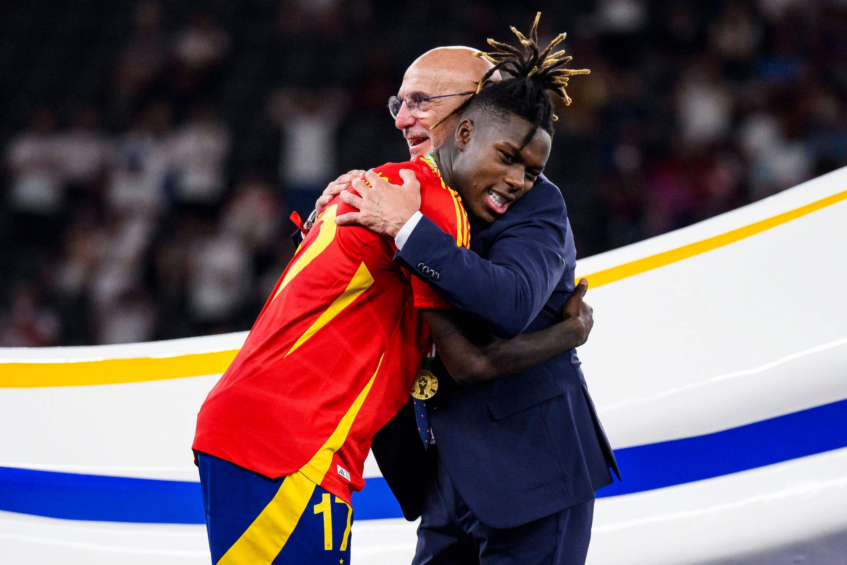 Nico Williams abrazando a Luis de la Fuente (Cordon Press)