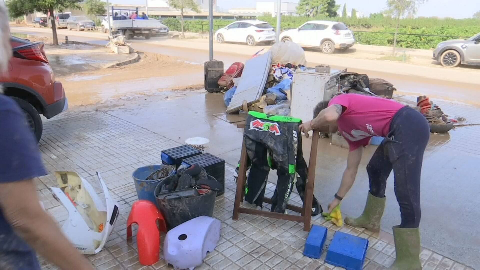  Jaume Masiá limpiando sus enseres tras el paso de la DANA (ElDesmarque)