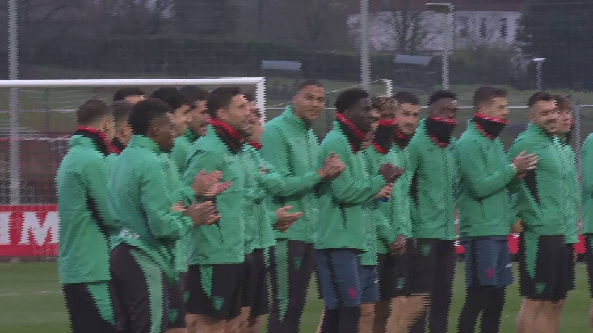  Ovación a Óscar de Marcos de sus compañeros en Lezama.