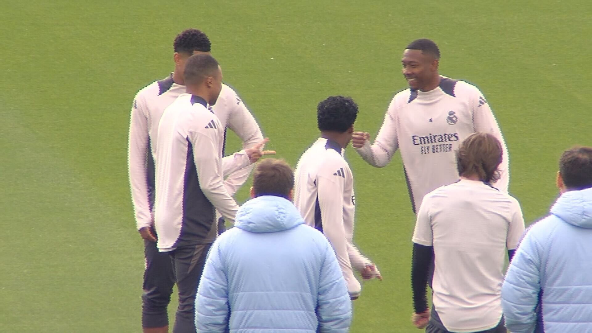  Kylian Mbappé y David Alabas se juegan el posicionarse en el centro del rondo.