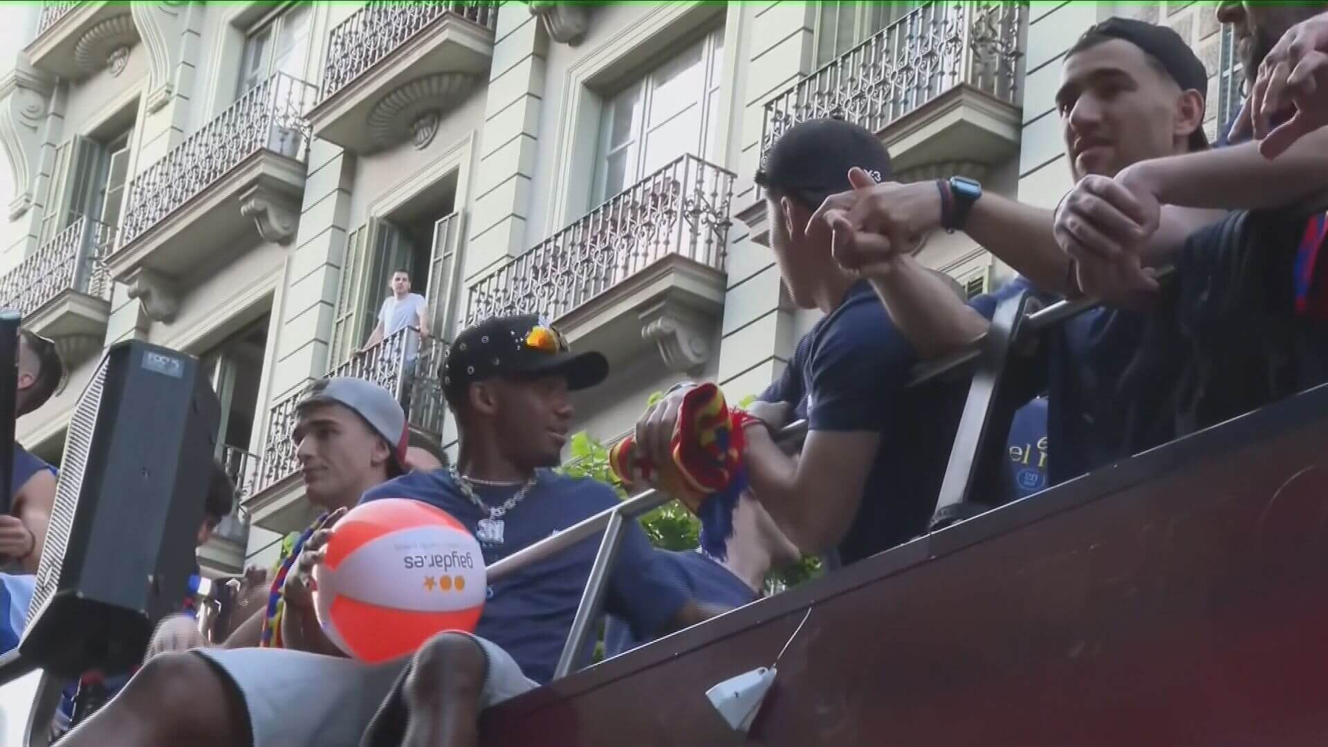 Ansu Fati, con un balón de playa en la rúa del Barça (TV3)