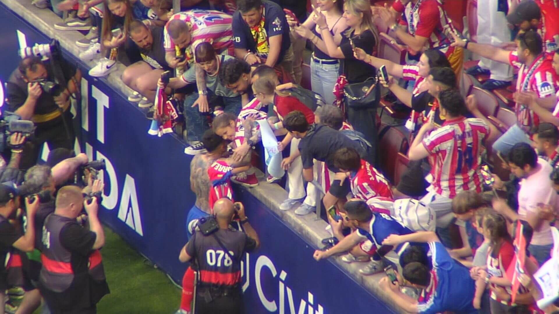  Ángel Correa recibiendo la camiseta con el '10' de la afición