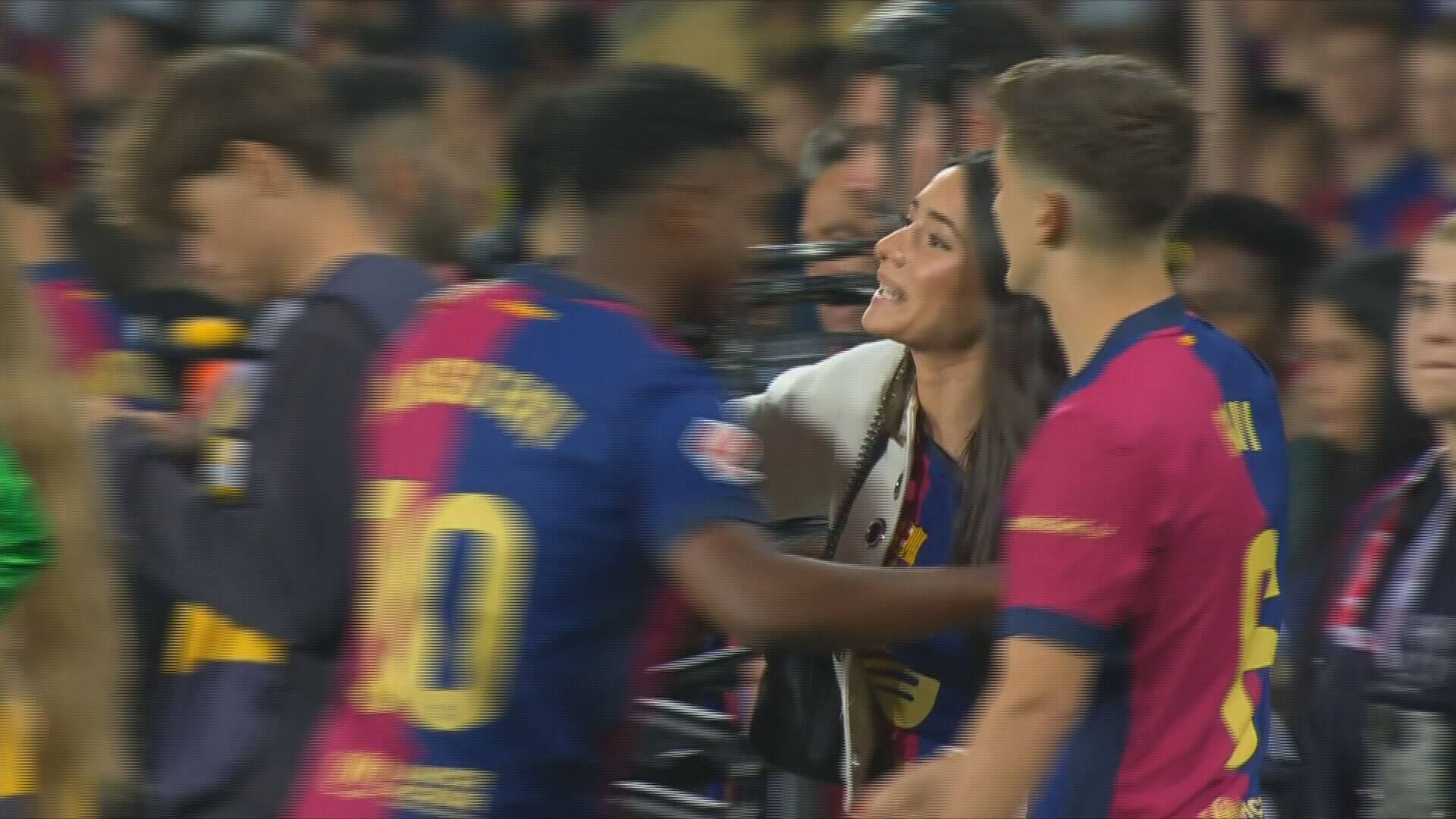 Gavi y su pareja, Ana Pelayo, saludan a Ansu Fati en la celebración.