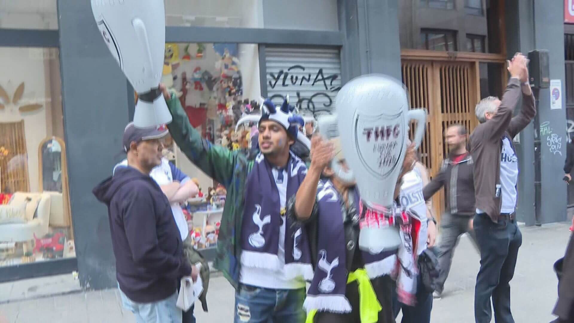  Aficionados ingleses con globos en forma del trofeo de la Europa League