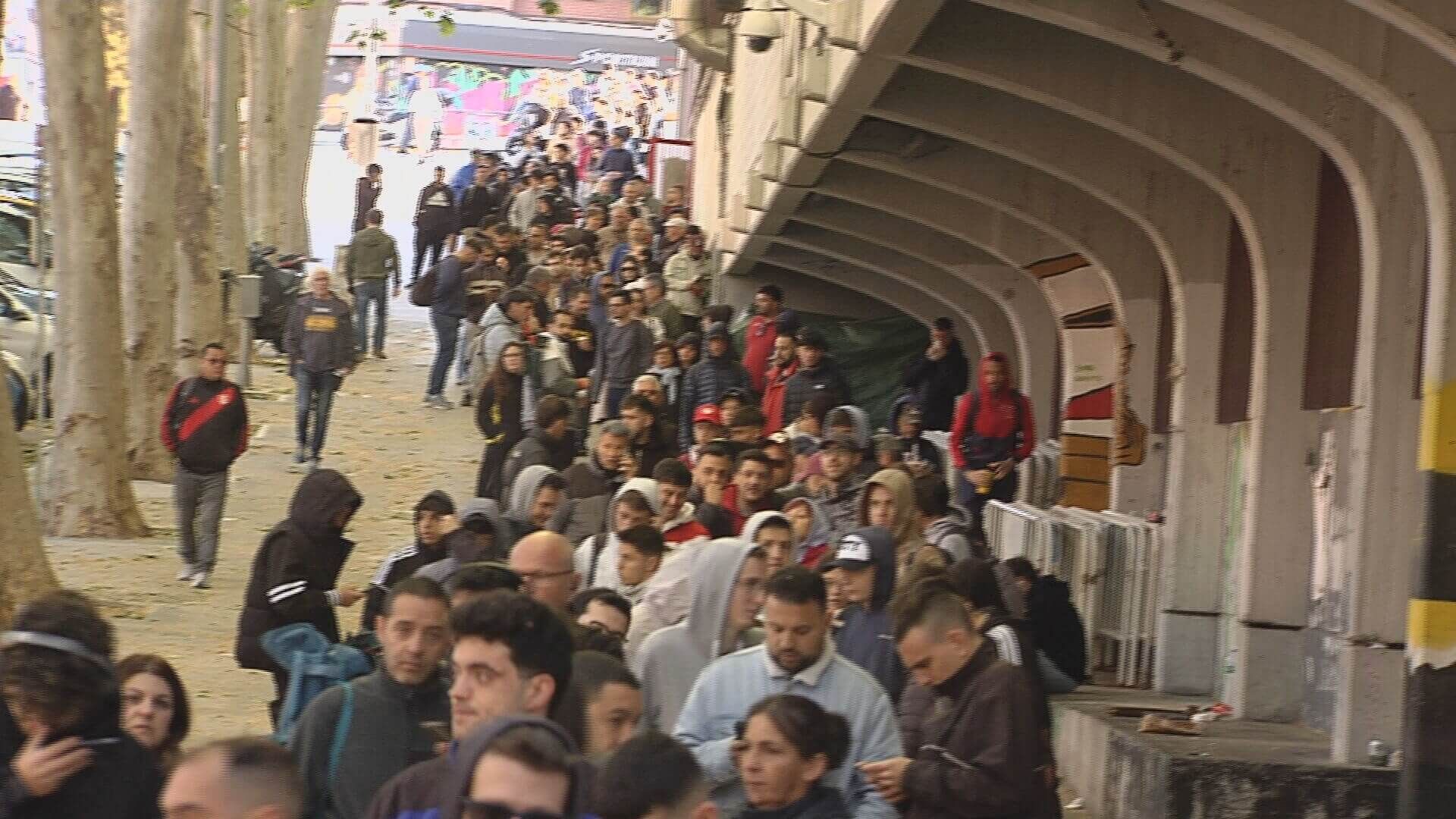  Largas colas en el Estadio de Vallecas (ElDesmarque)