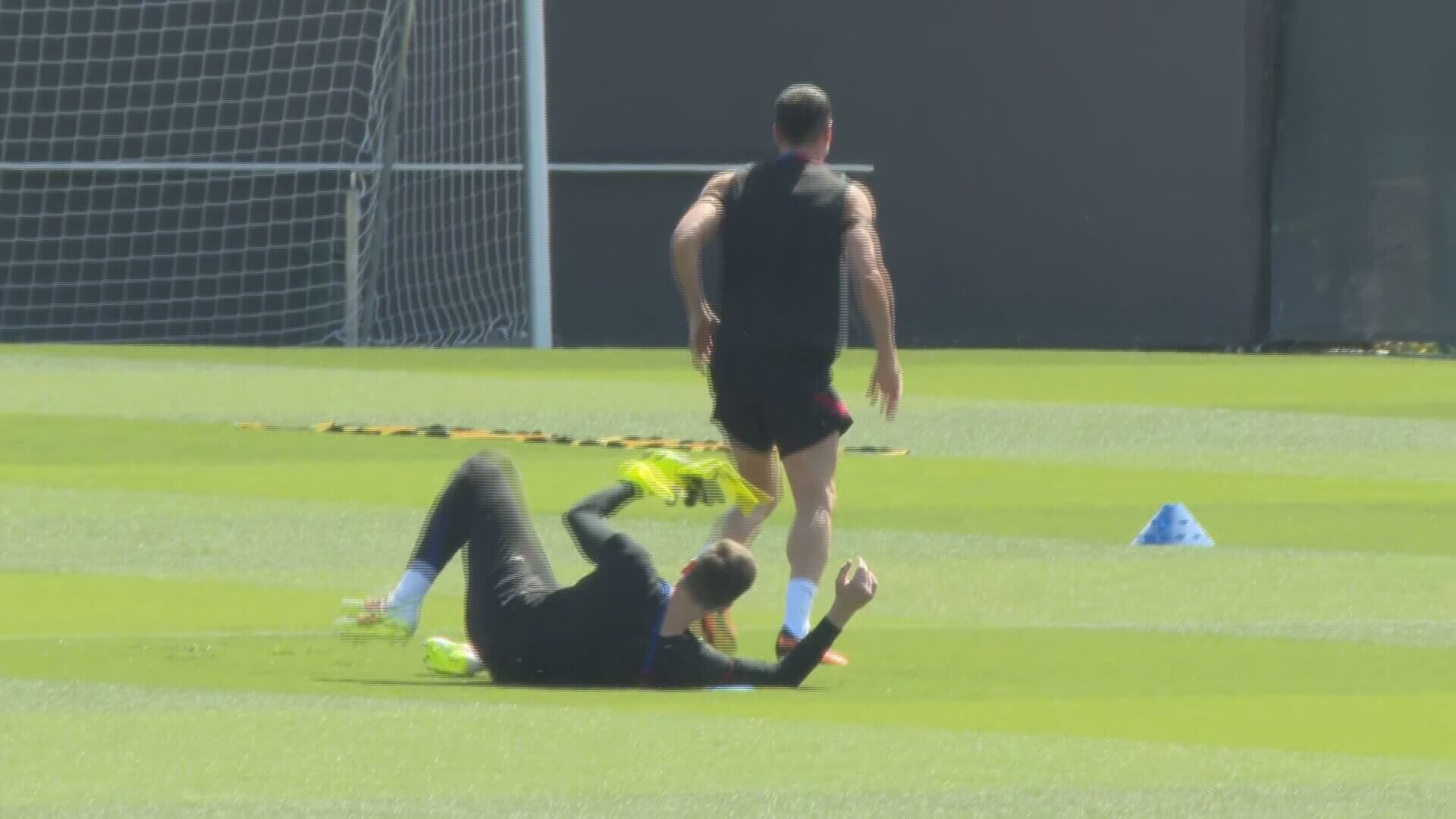 Lewandowski y Szczesny bromean en el entrenamiento