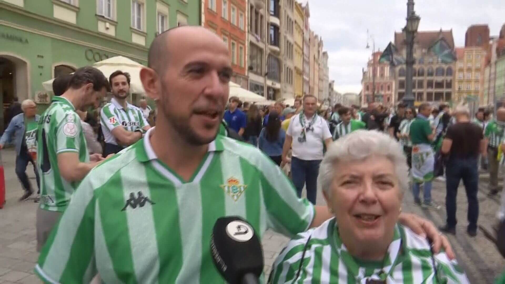 Una aficionada de 77 años, junto a su hijo en Breslavia con su Betis.