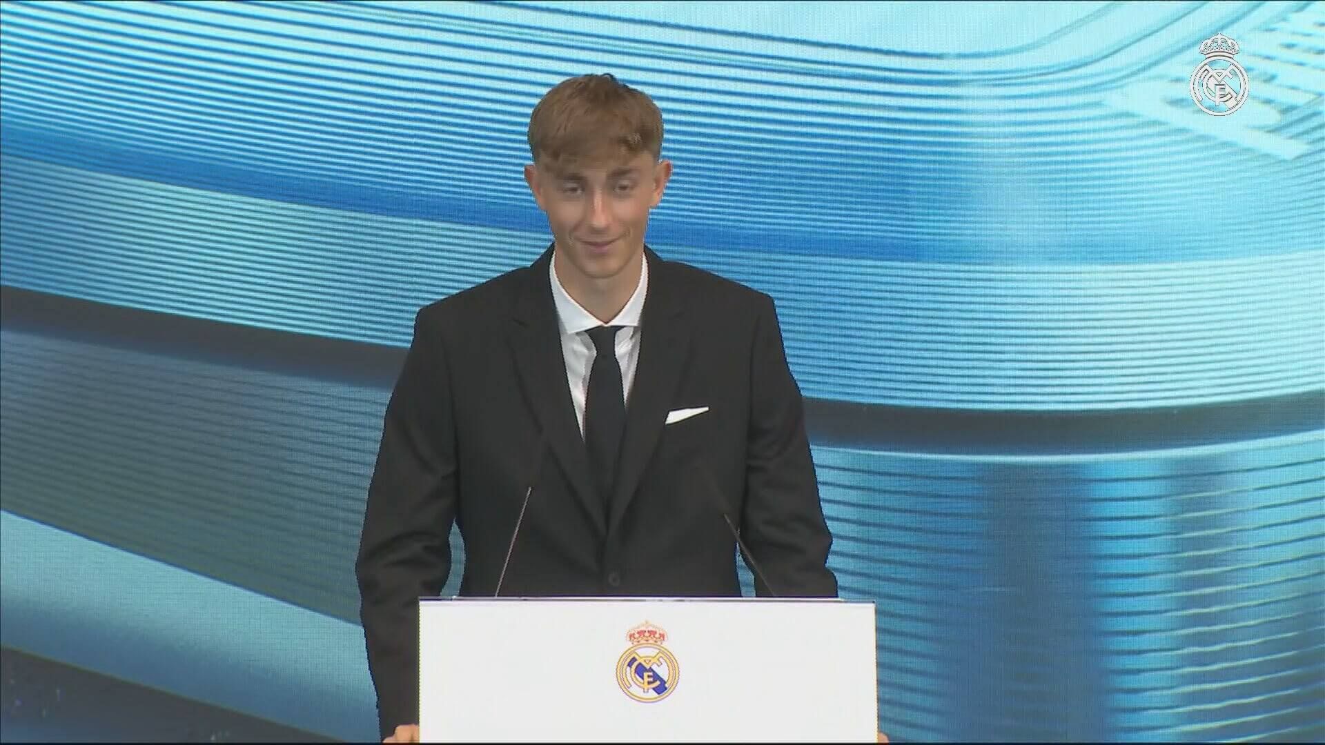 Dean Huijsen pronunciando sus primeras palabras con el Real Madrid