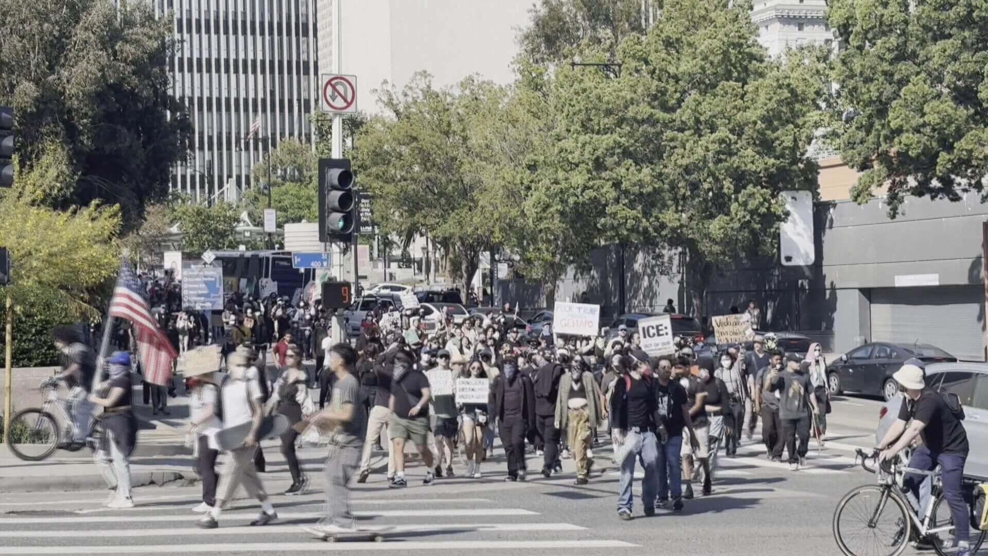 Manifestaciones y disturbios enfrente del hotel de concentración del Atlético de Madrid en Los Ángeles