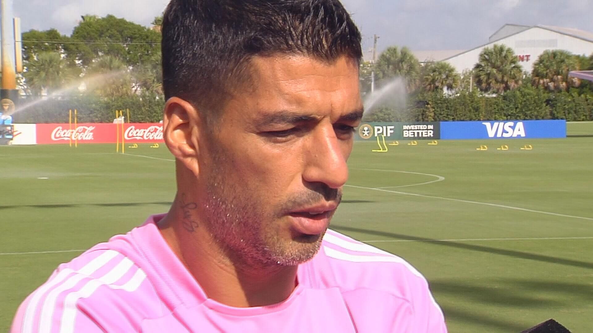  Luis Suárez atiende a los medios