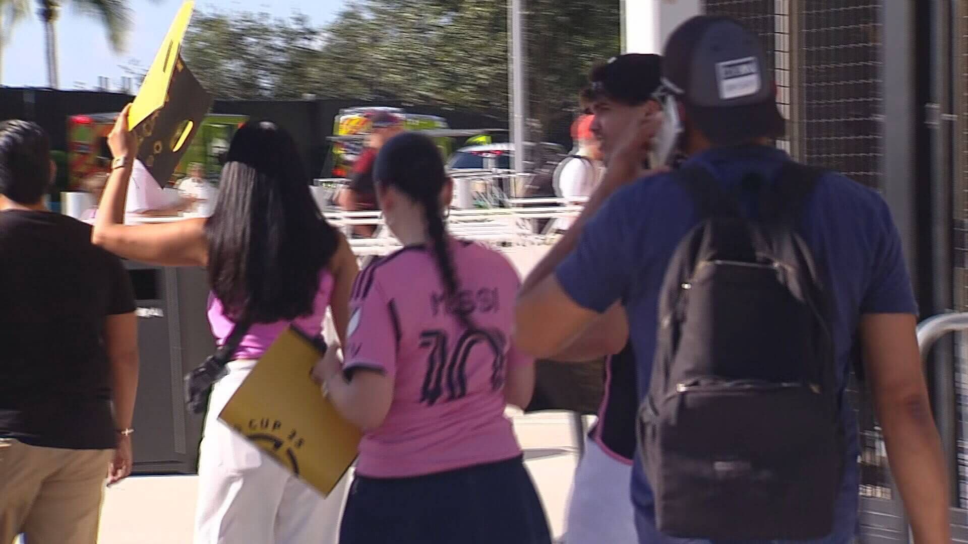  Varios aficionados del partido inaugural del Mundial de Clubes tapándose del sol.