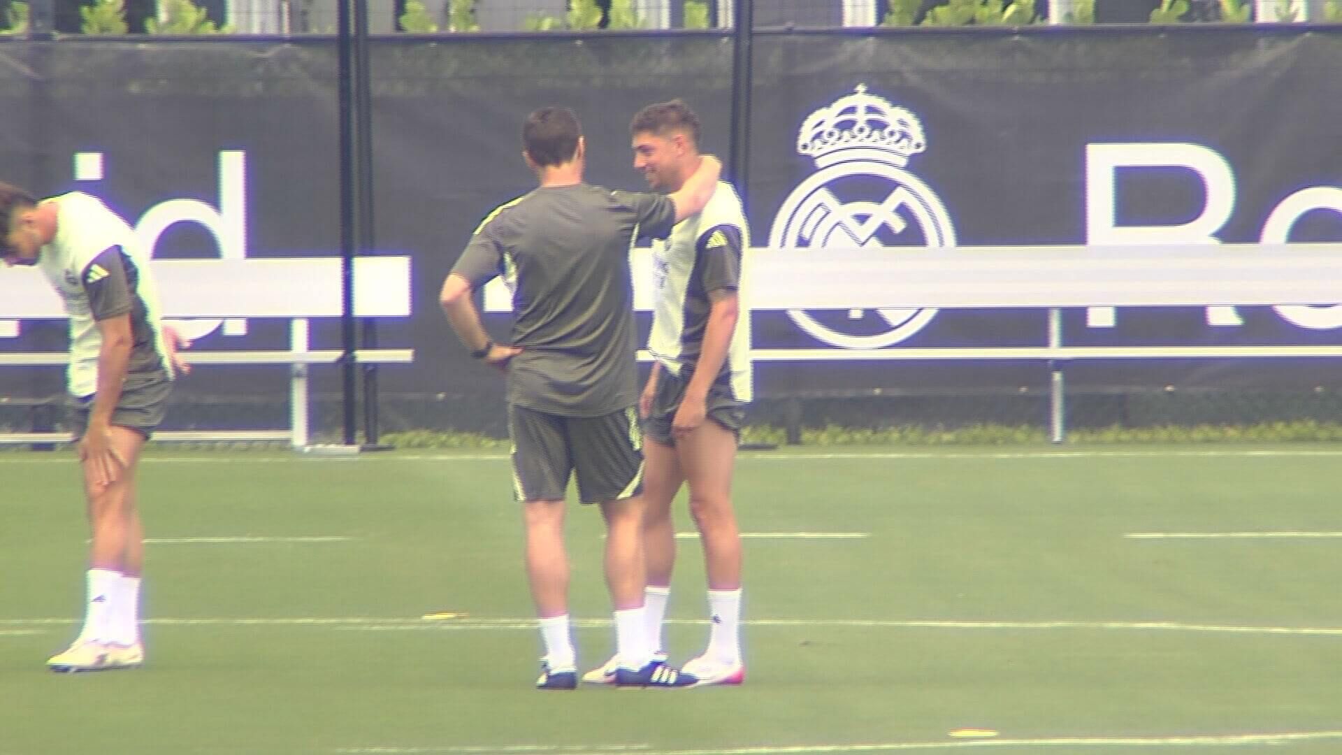 Xabi Alonso, con Fede Valverde
