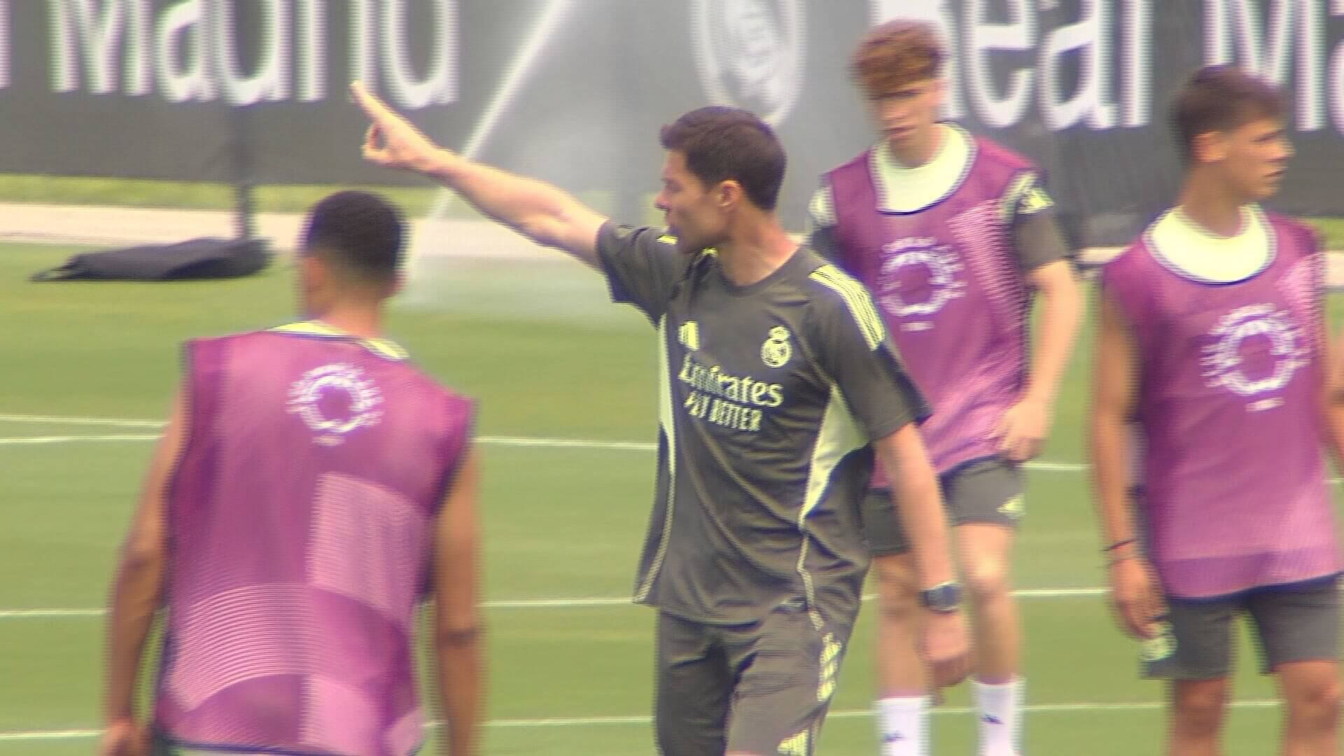  Xabi Alonso da indicaciones en el entrenamiento